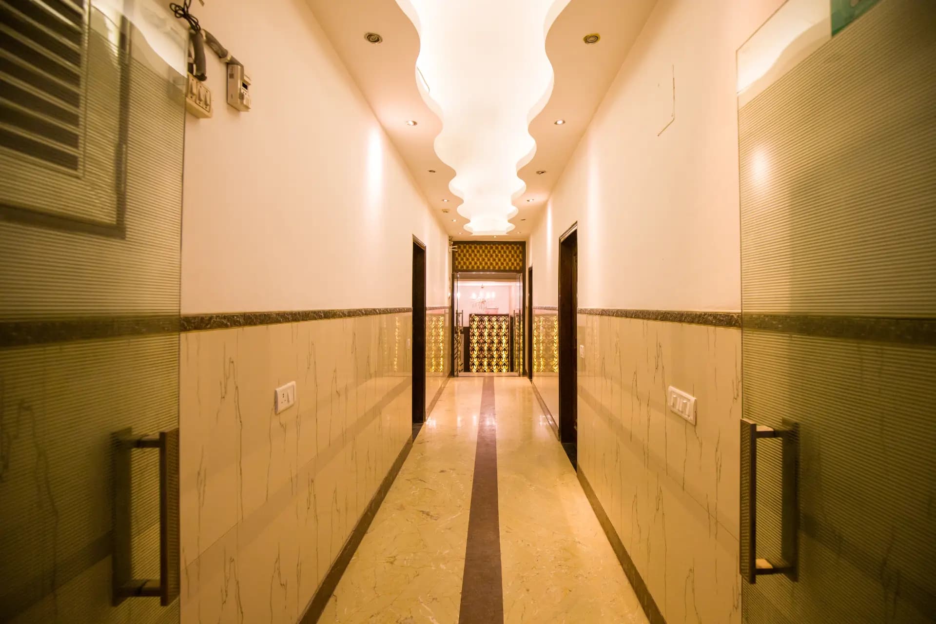 Emperor Palms | Emperor | Restaurant | Lift - Image 14