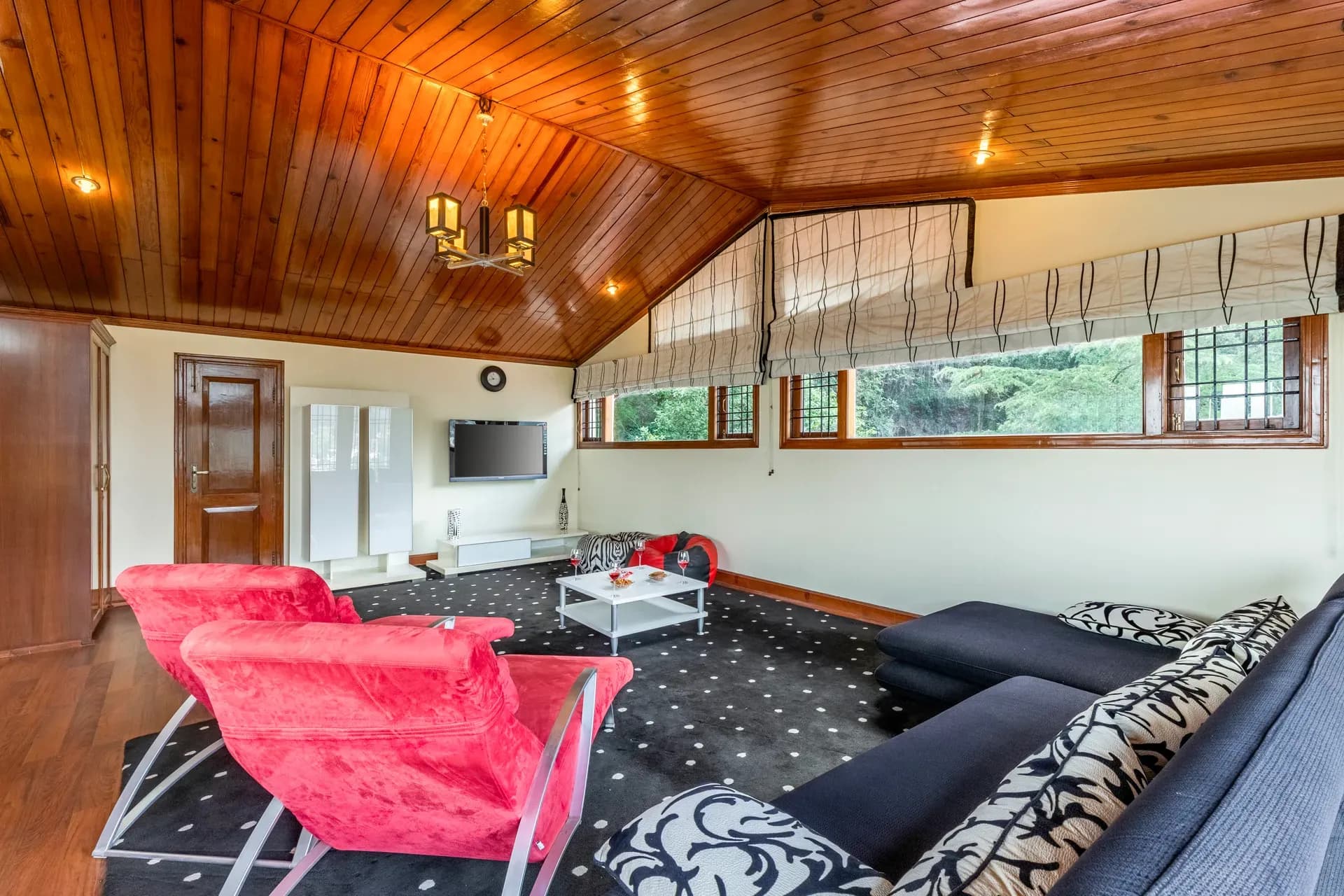 The Meadow | Elegant 3-BHK Hill Retreat With Entertainment Lounge & Terrace - Image 9