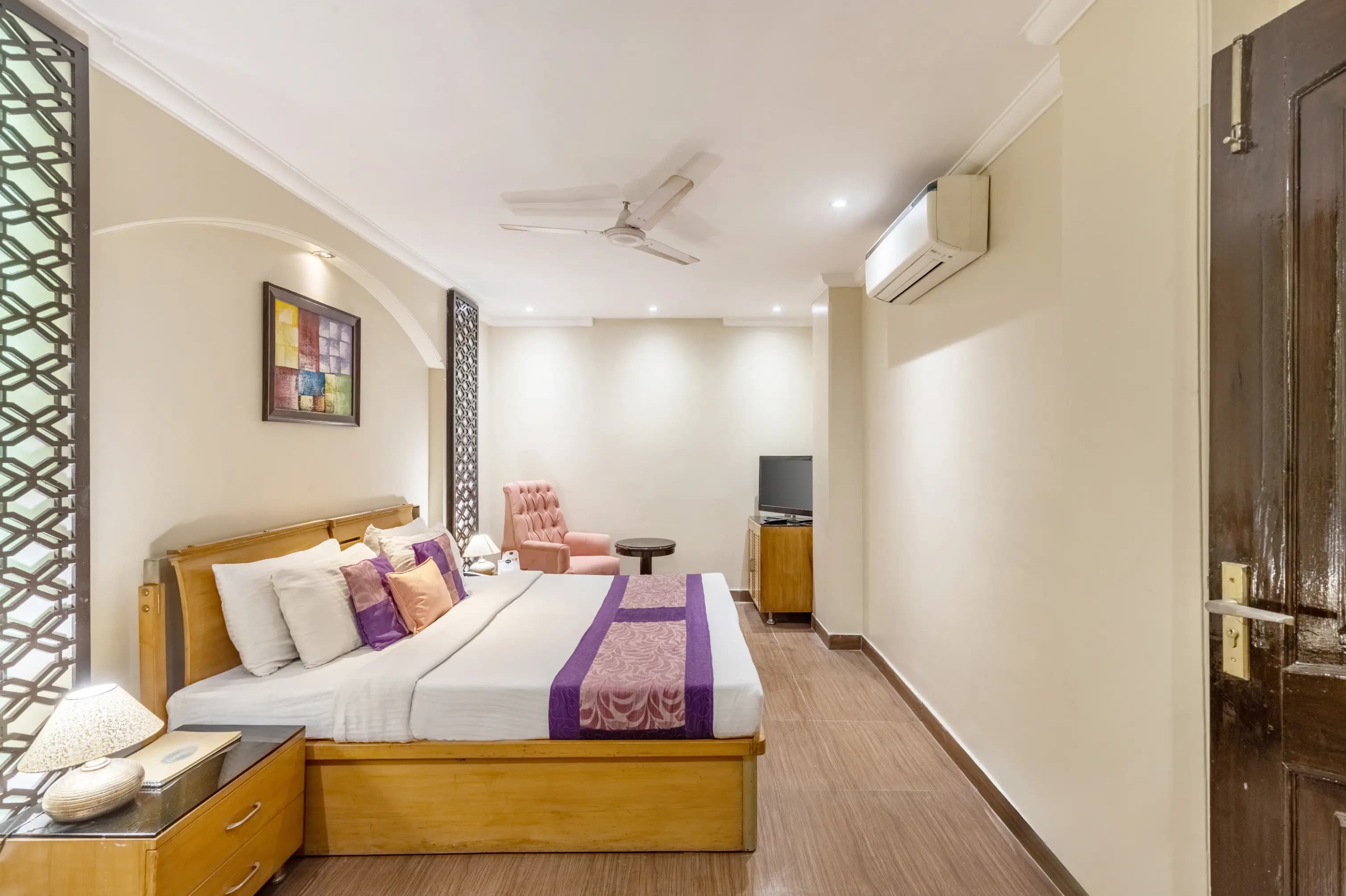 Emperor Palms | Executive | Restaurant | Lift - Image 7
