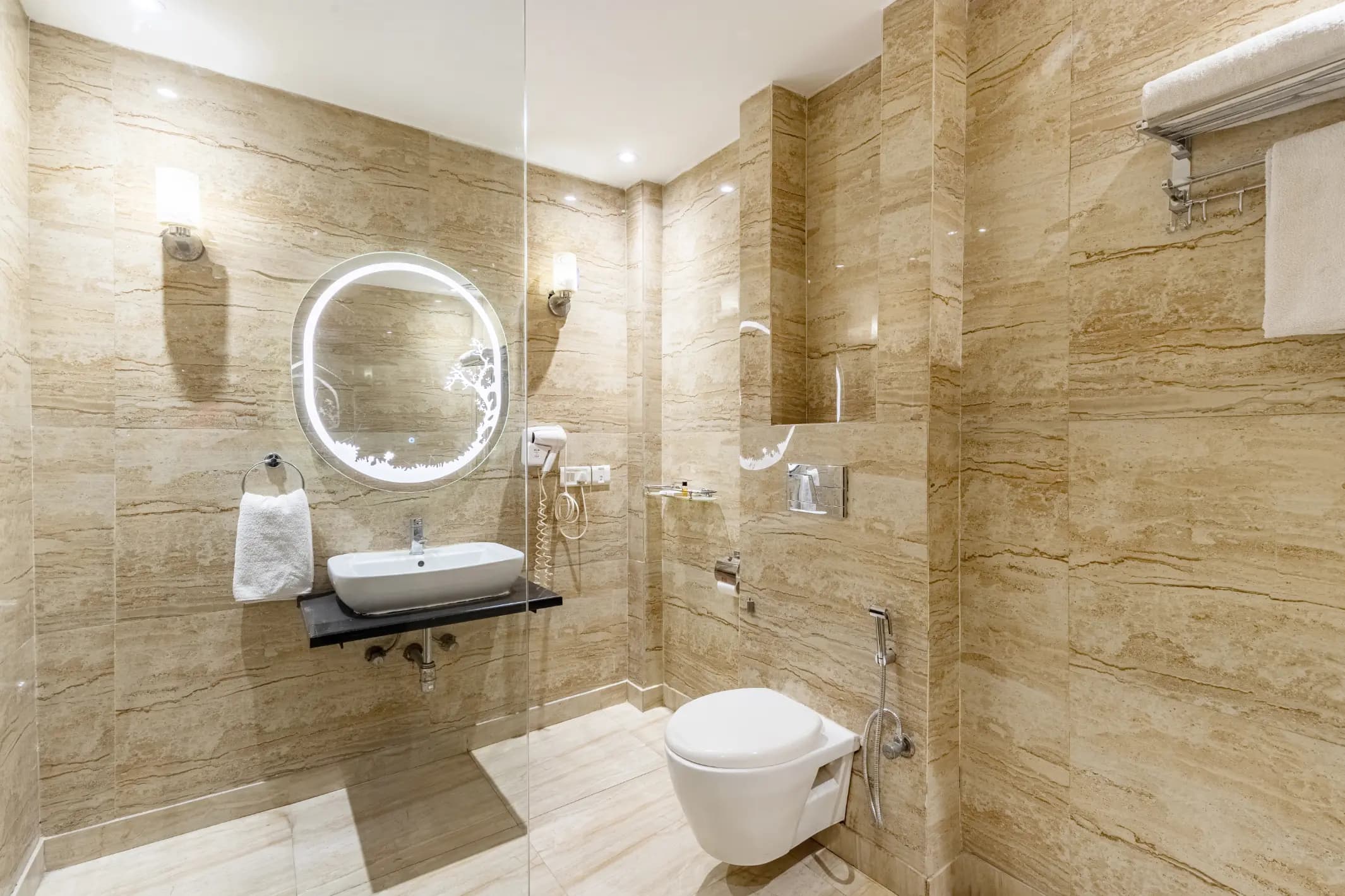 Emperor Palms | Executive | Restaurant | Lift - Image 15