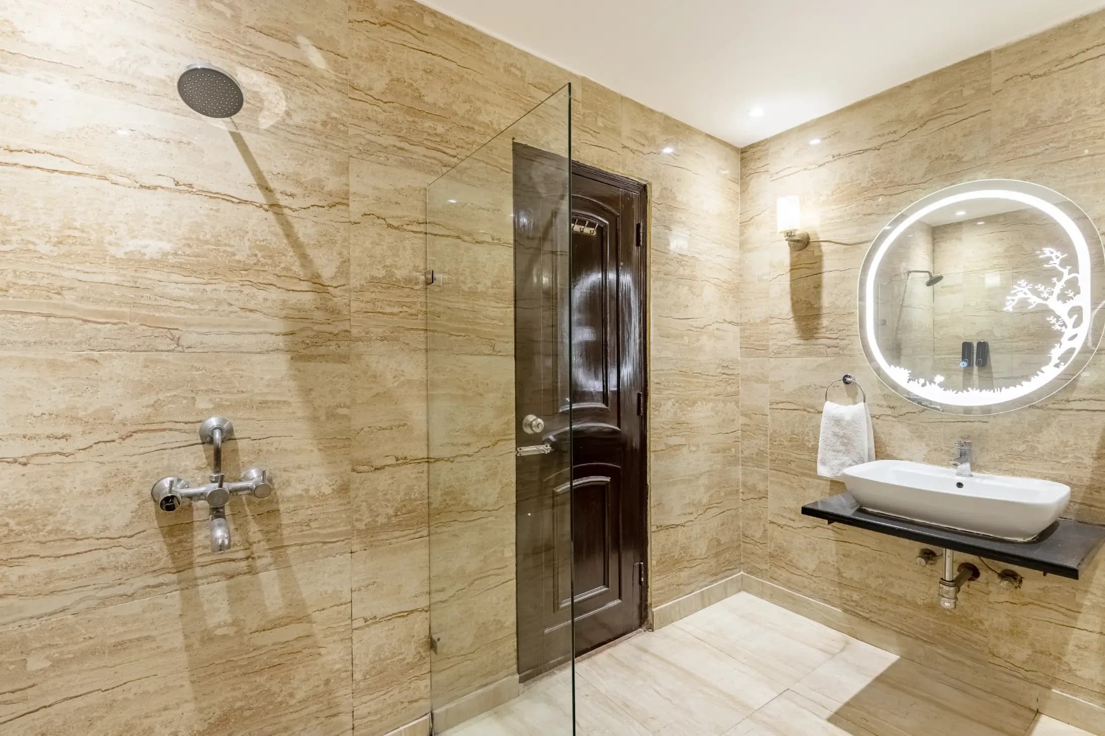 Emperor Palms | Executive | Restaurant | Lift - Image 14