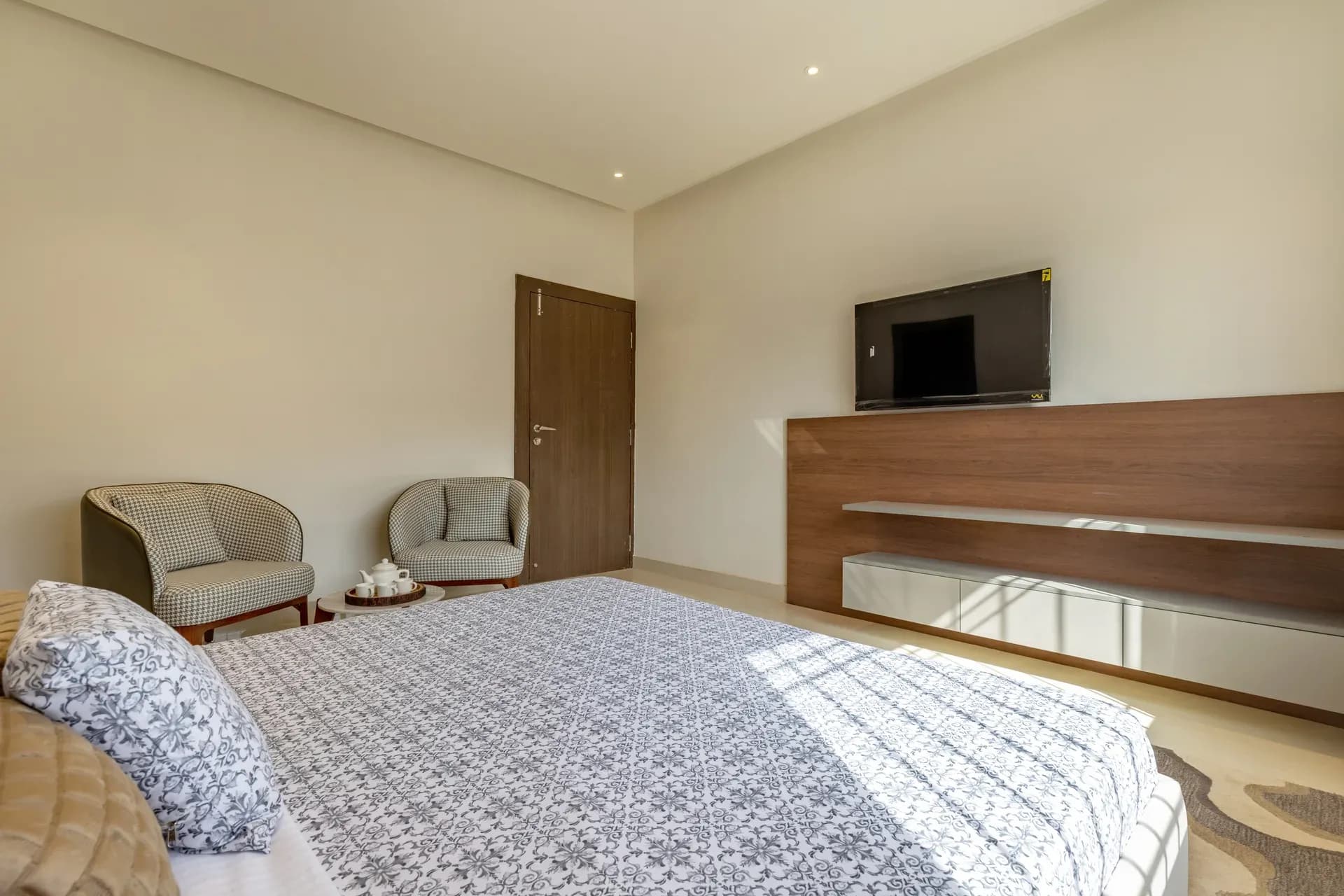 Shourya Zenna | 3-BHK | Pvt Pool & Garden | Terrace | Scenic Views - Image 22