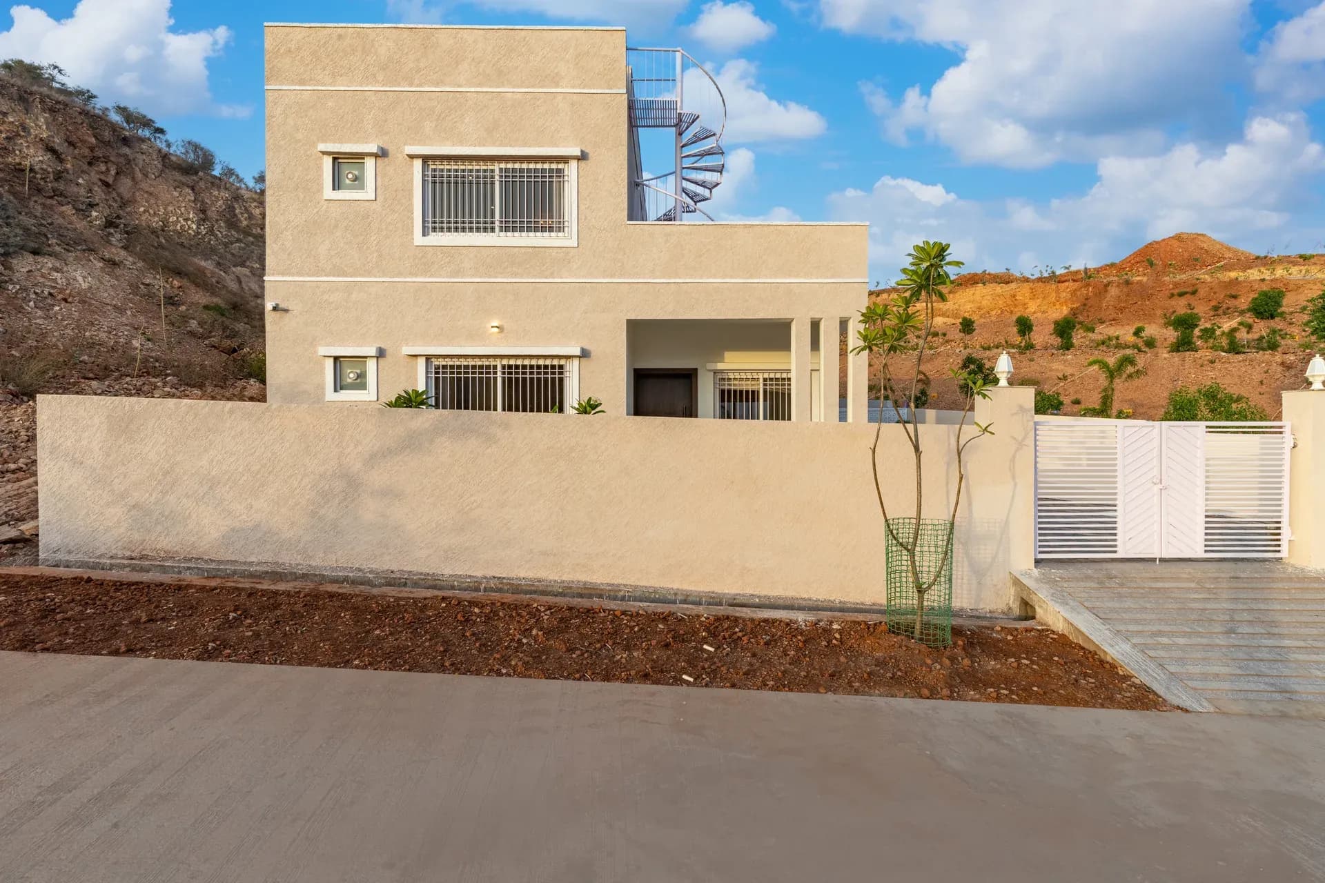 Shourya Zenna | 3-BHK | Pvt Pool & Garden | Terrace | Scenic Views - Image 29