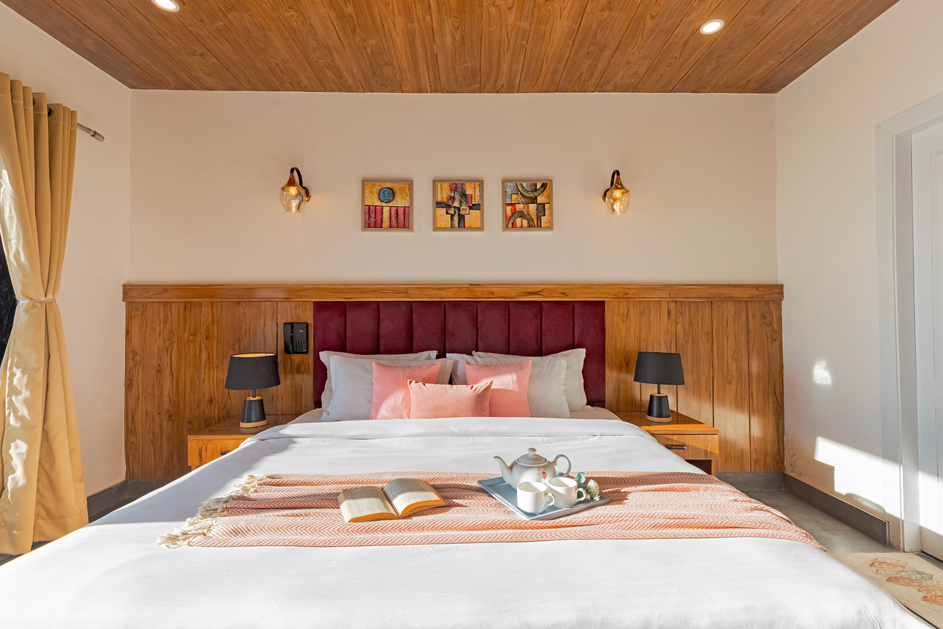 Evara | 2-BHK Pet-friendly Hideaway With Balcony, Fireplace & Views - Image 14