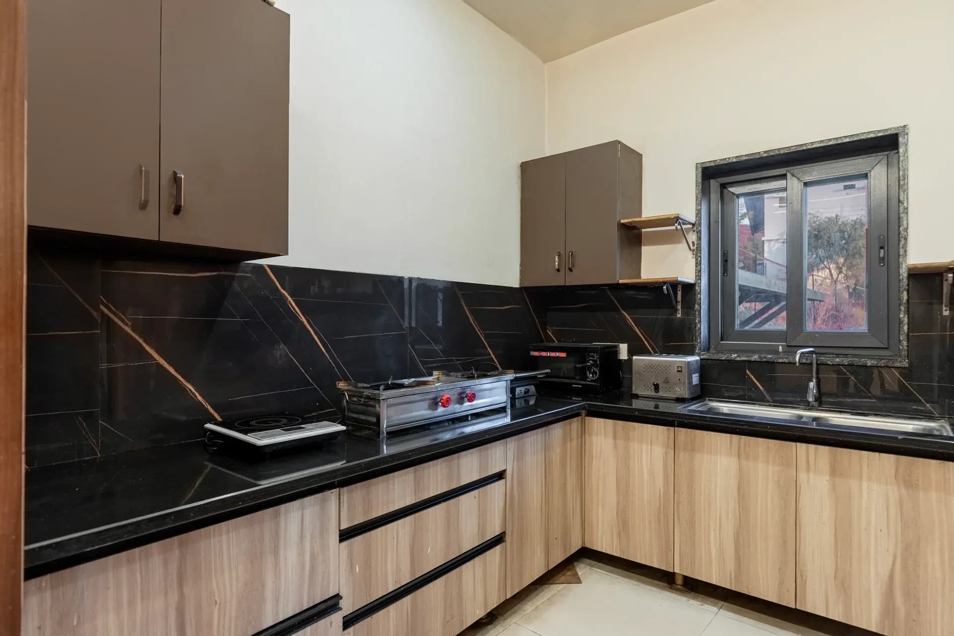Evara | Serene Pet-friendly 4-BHK Hill Retreat W/ Balcony, Fireplace & Scenic Views - Image 19