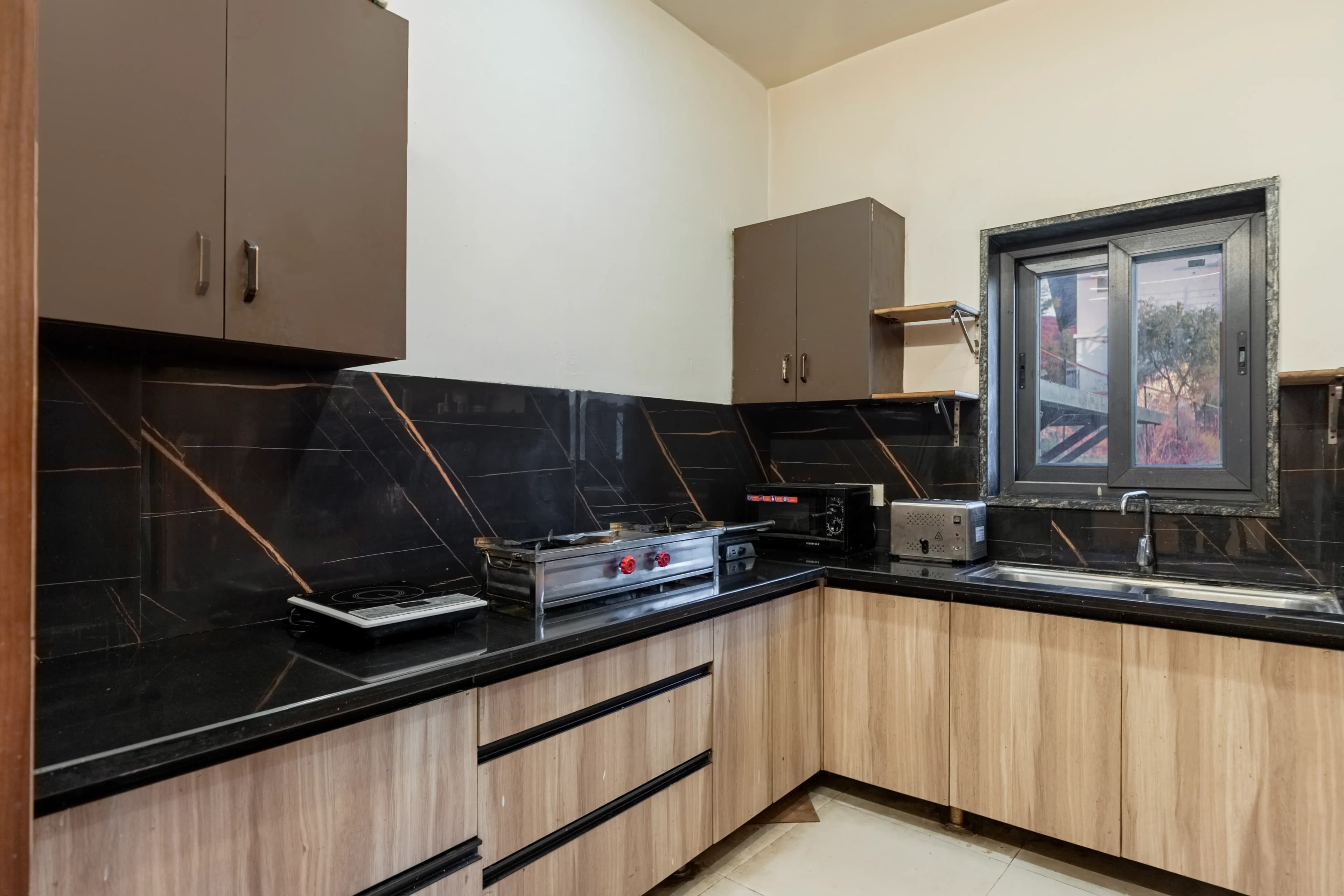 Evara | 2-BHK Pet-friendly Hideaway With Balcony, Fireplace & Views - Image 12