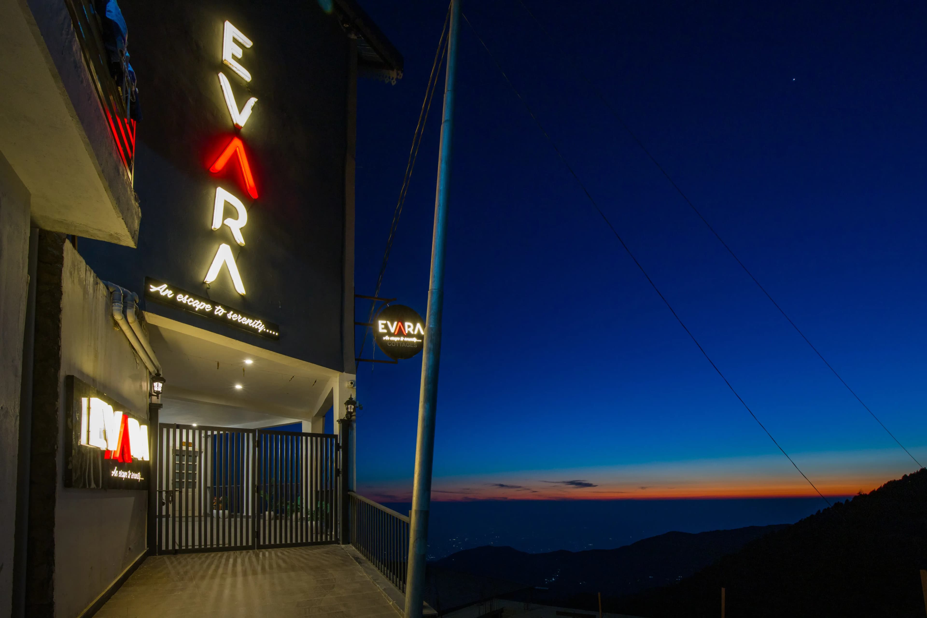 Evara | 2-BHK Pet-friendly Hideaway With Balcony, Fireplace & Views - Image 27