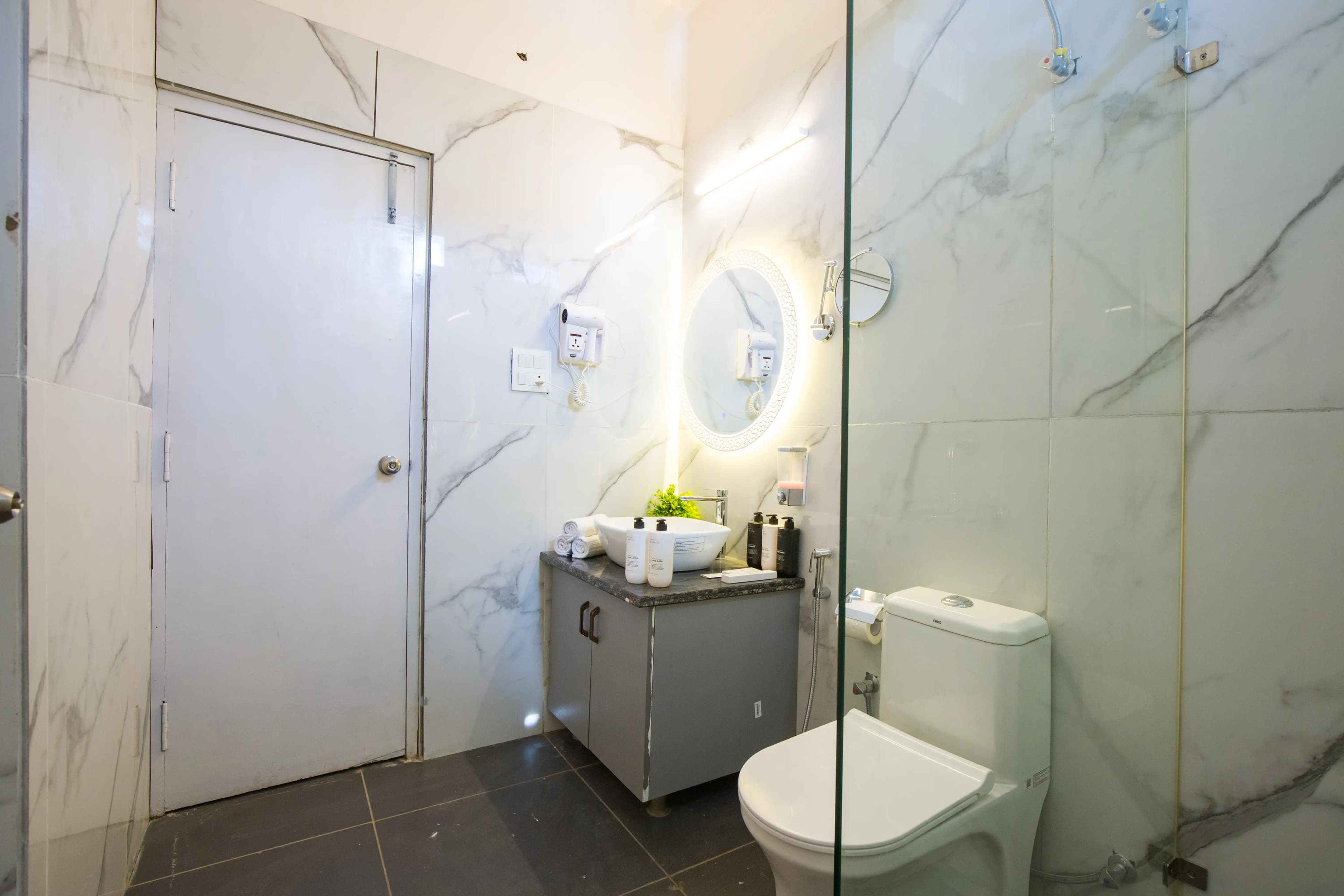 Evara | 2-BHK Pet-friendly Hideaway With Balcony, Fireplace & Views - Image 19