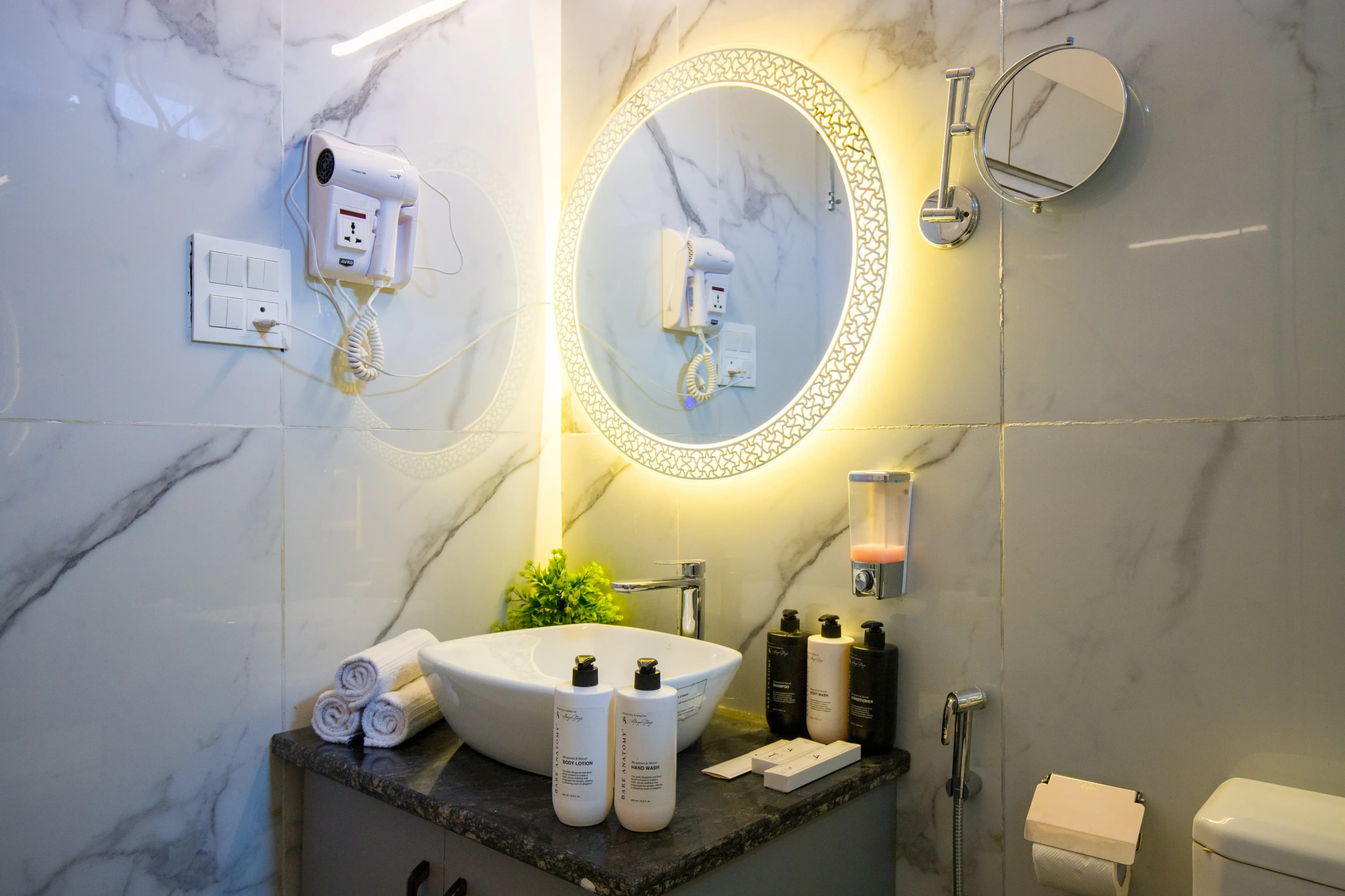 Evara | 2-BHK Pet-friendly Hideaway With Balcony, Fireplace & Views - Image 25
