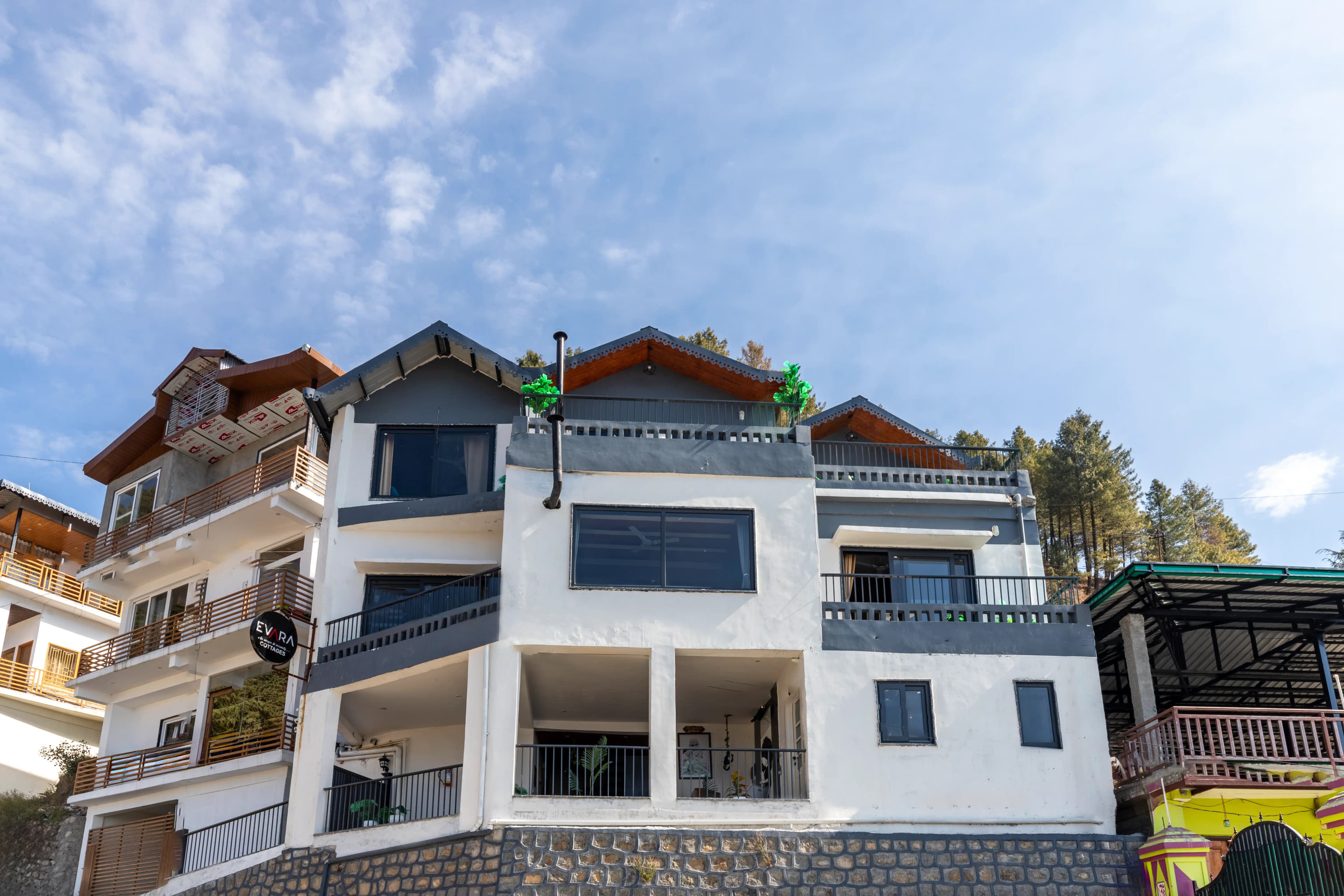 Evara | 2-BHK Pet-friendly Hideaway With Balcony, Fireplace & Views - Image 4