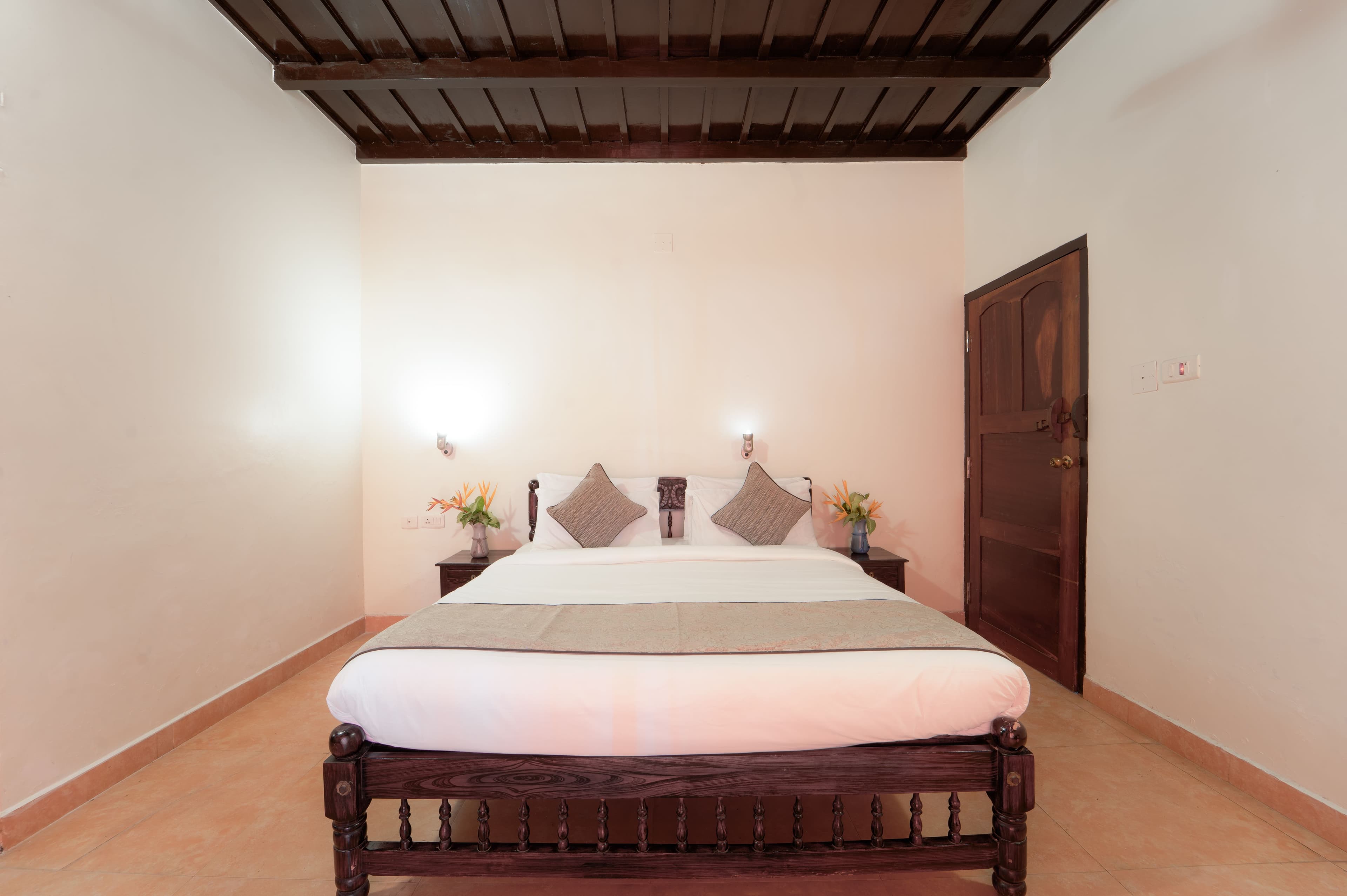 Vembanad House | Lakeside Heritage 4-Bedroom Retreat with Garden & Outdoor Sitting Area - Image 10