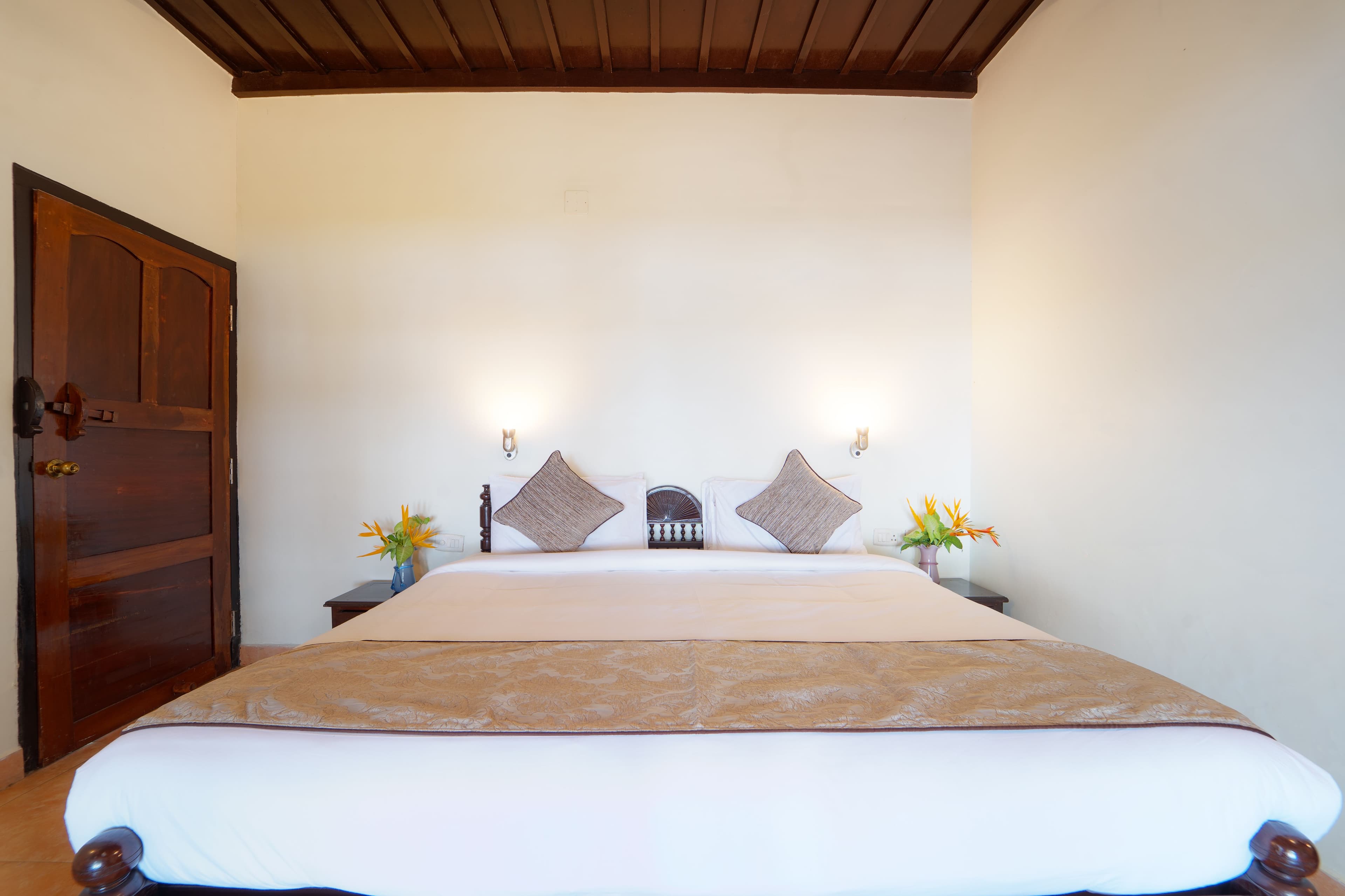 Vembanad House | Lakeside Heritage 4-Bedroom Retreat with Garden & Outdoor Sitting Area - Image 12