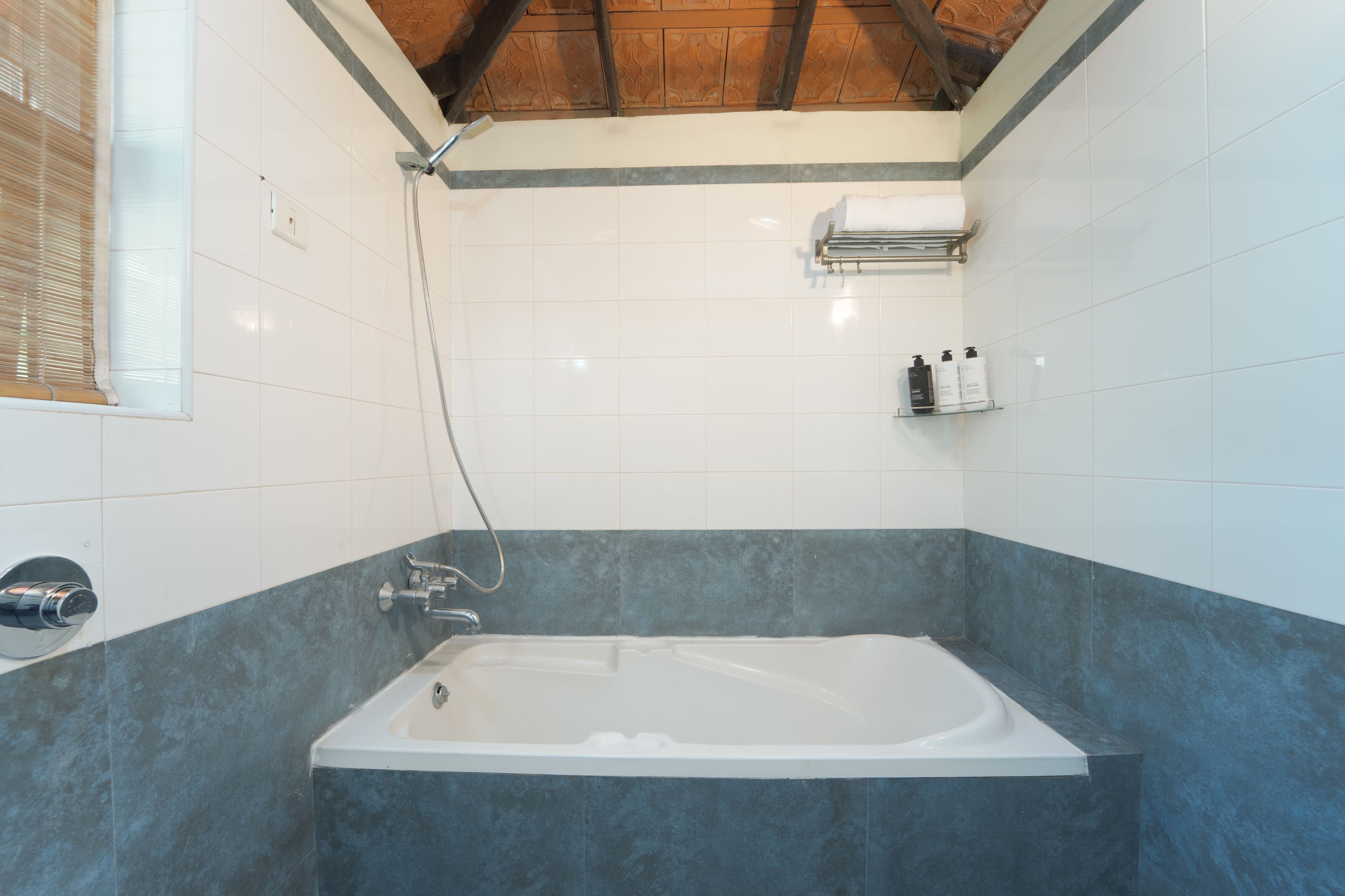 Vembanad House | Lakeside Heritage 4-Bedroom Retreat with Garden & Outdoor Sitting Area - Image 13
