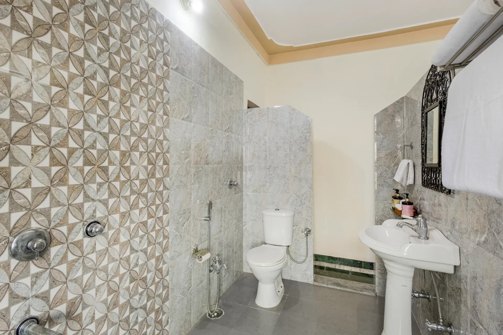 Abhimanyu Mansion Topaz | 2-BHK Haveli | Garden + Sit-Out Area | Central Location - Image 26