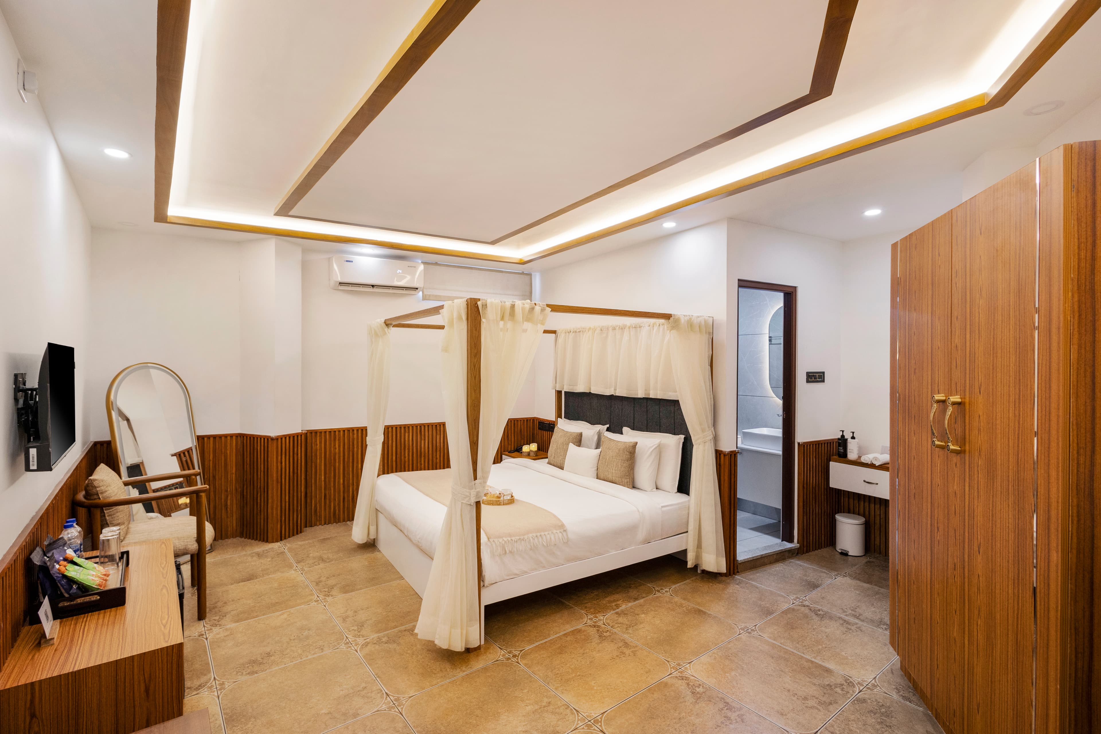 Emmanuel Residency | Super Deluxe Stay, Close to Metro Station, Lulu Mall & Marine Drive, Kochi - Image 6