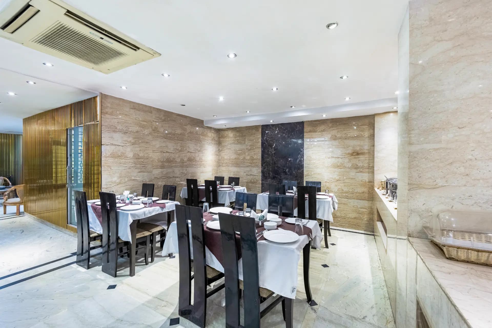 Emperor Palms | Emperor | Restaurant | Lift - Image 9