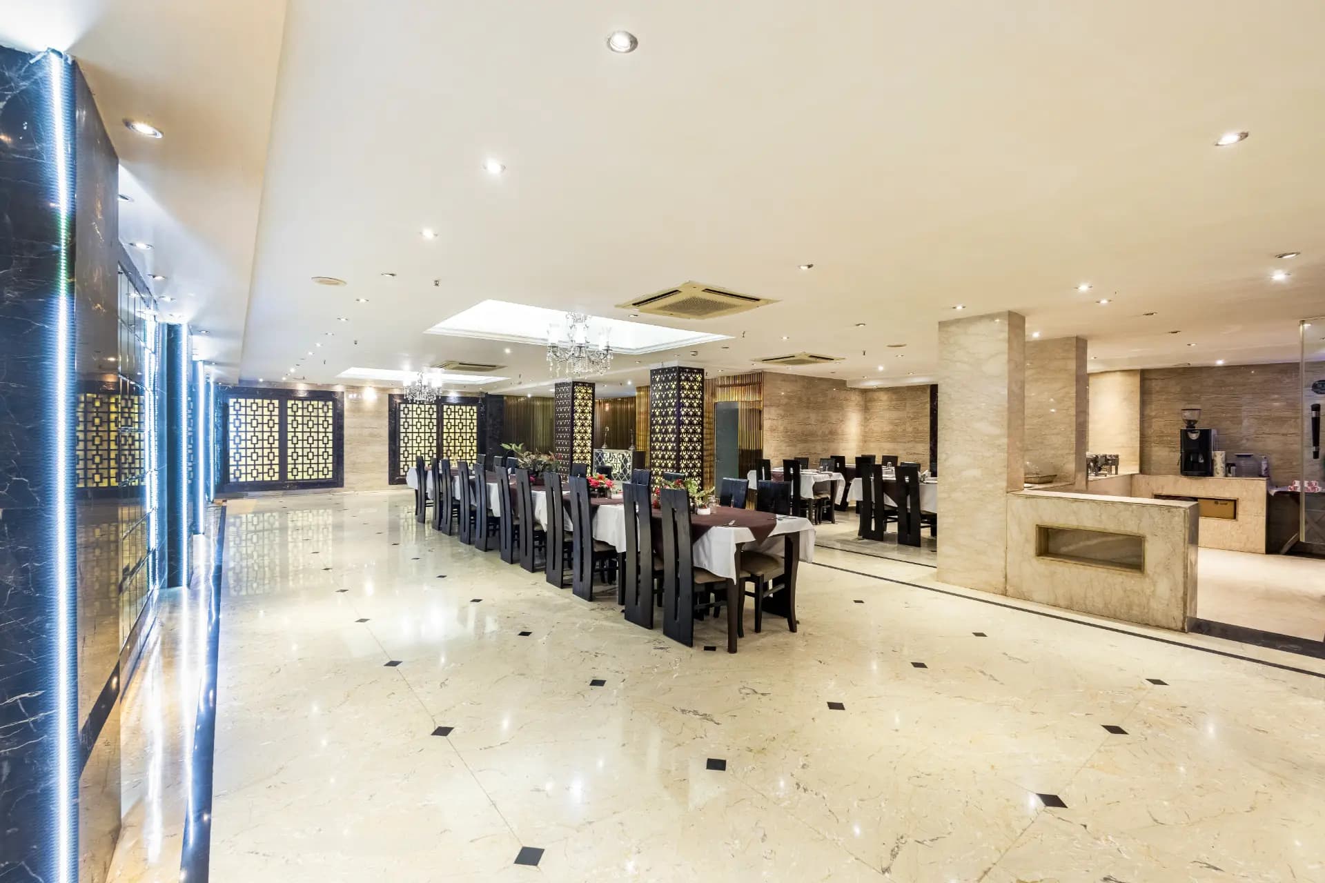 Emperor Palms | Premium | Restaurant | Lift - Image 9