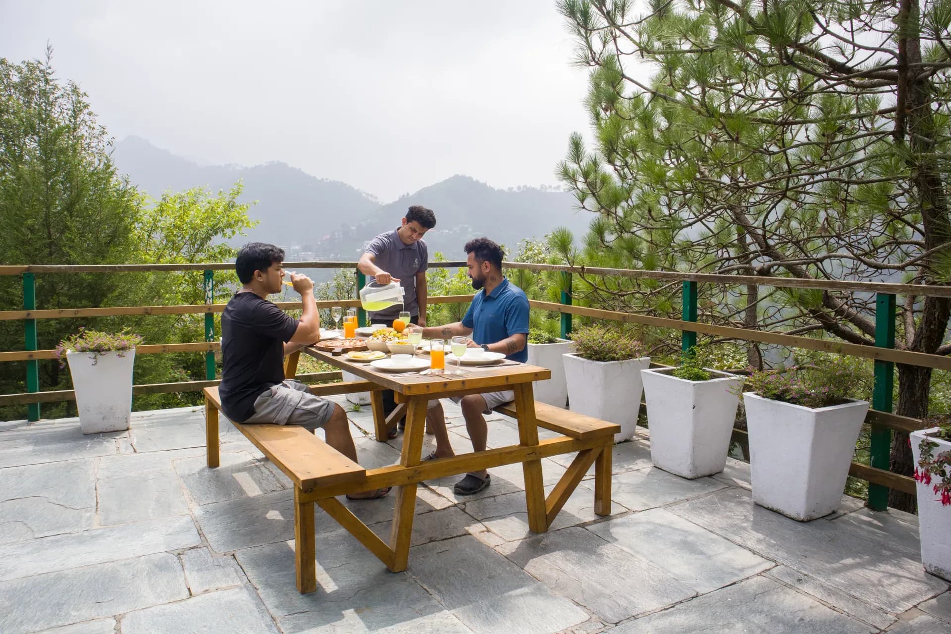 Suro Woodcrest Chalet | Pet-friendly Stay With Loft, Restaurant & Outdoor Seating - Image 3