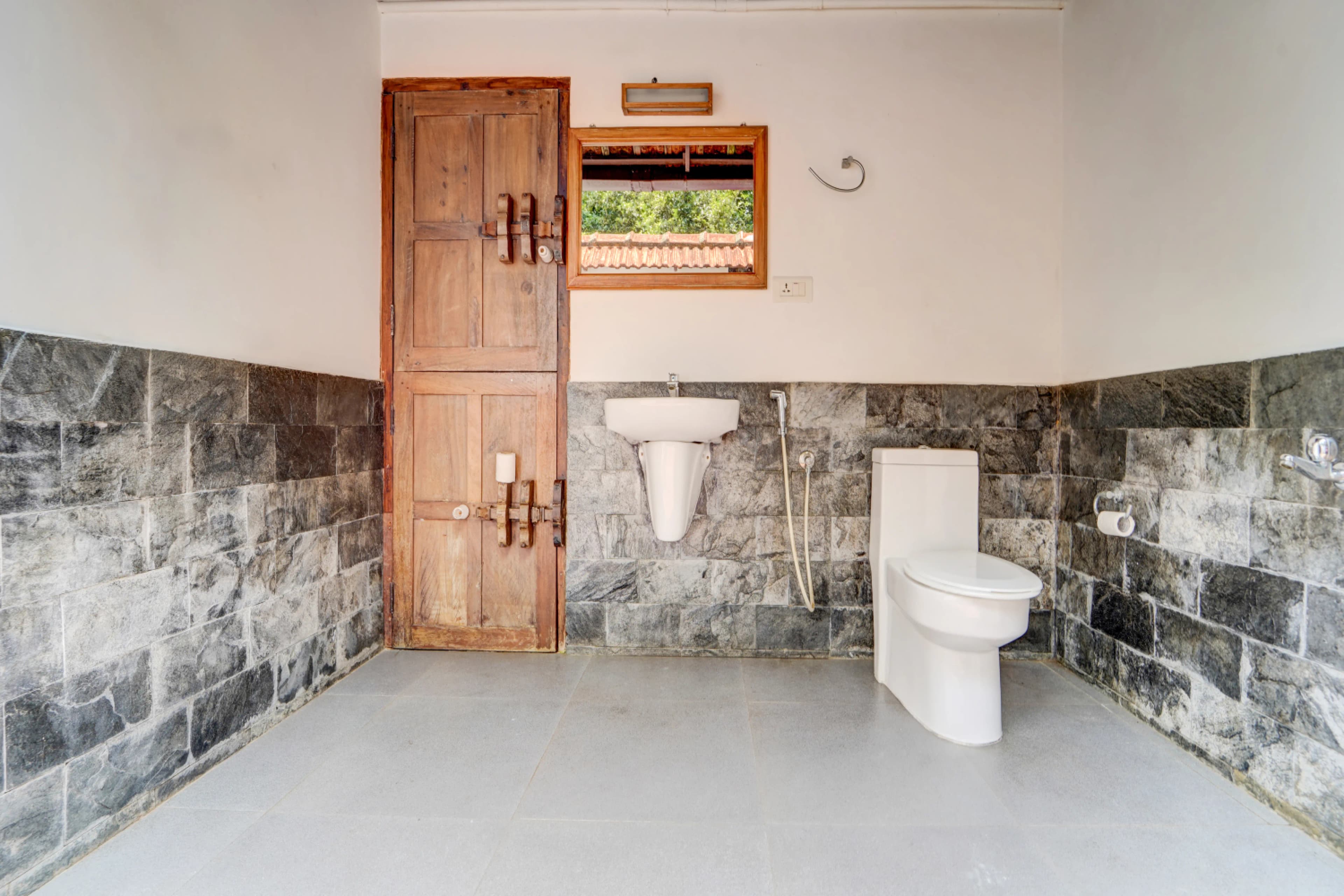 Palm Dale Deluxe Room |  Pet-friendly Heritage Retreat by the Backwaters with Garden & Restaurant - Image 23