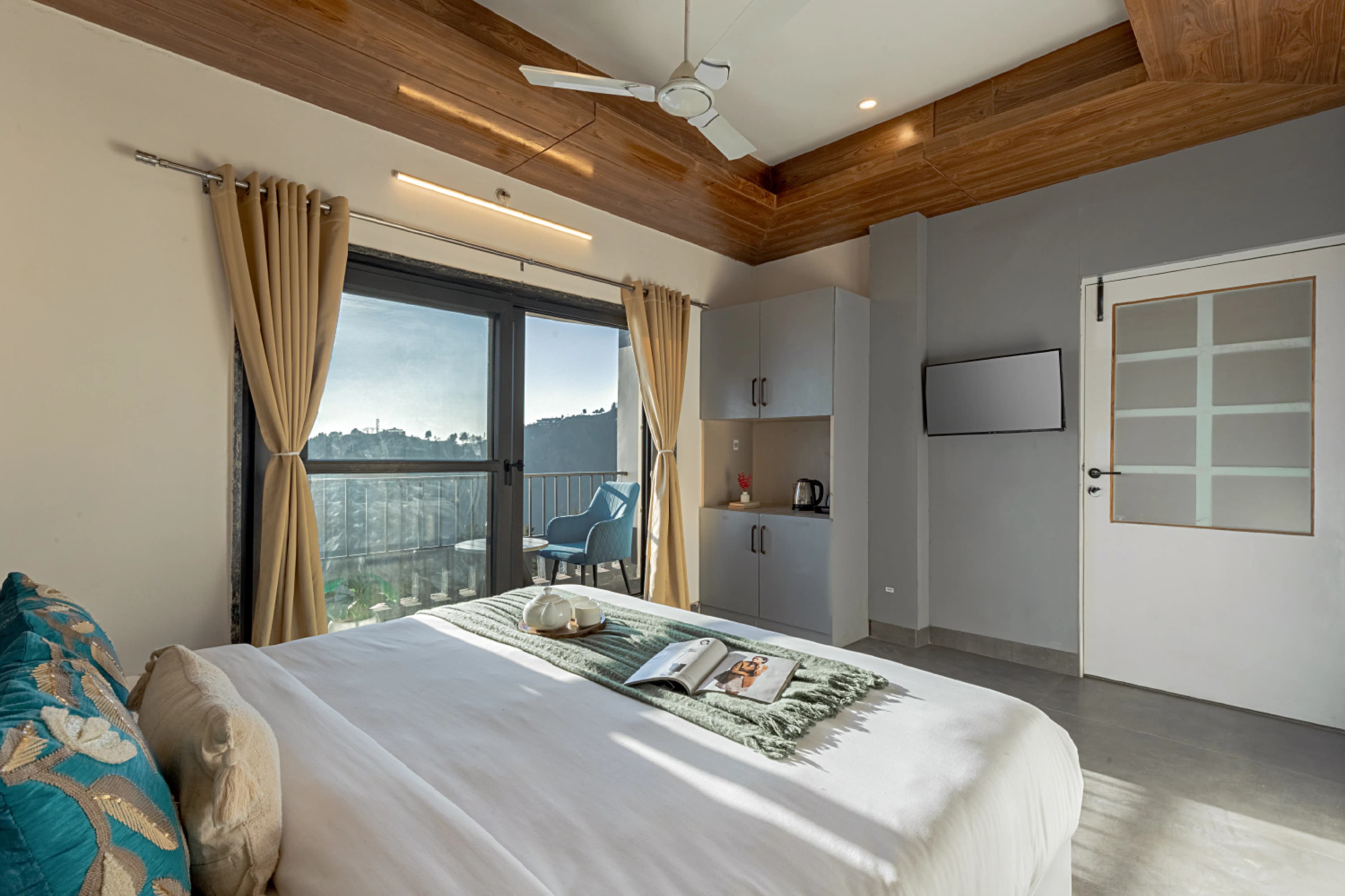 Evara | 2-BHK Pet-friendly Hideaway With Balcony, Fireplace & Views - Image 23