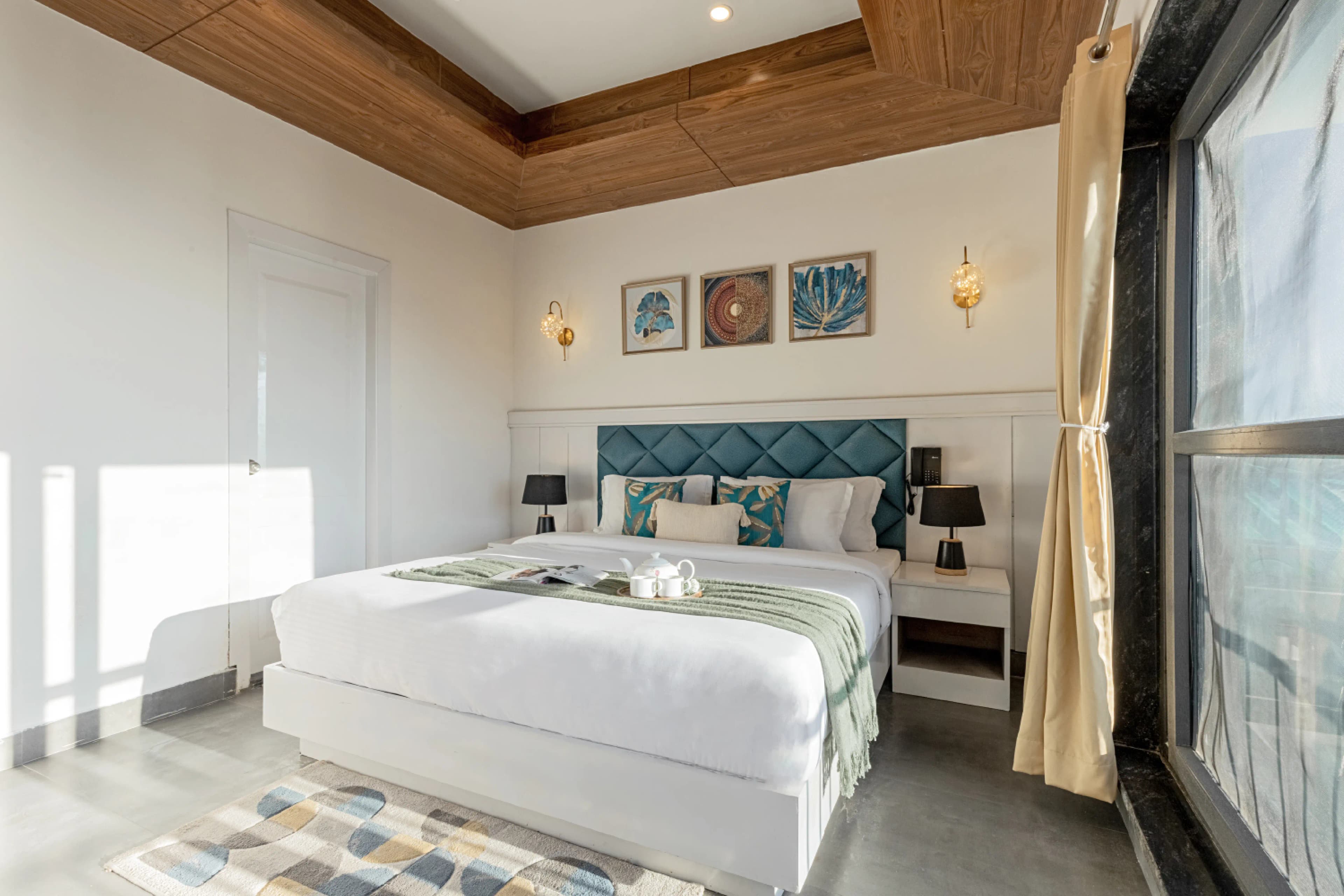 Evara | 2-BHK Pet-friendly Hideaway With Balcony, Fireplace & Views - Image 22