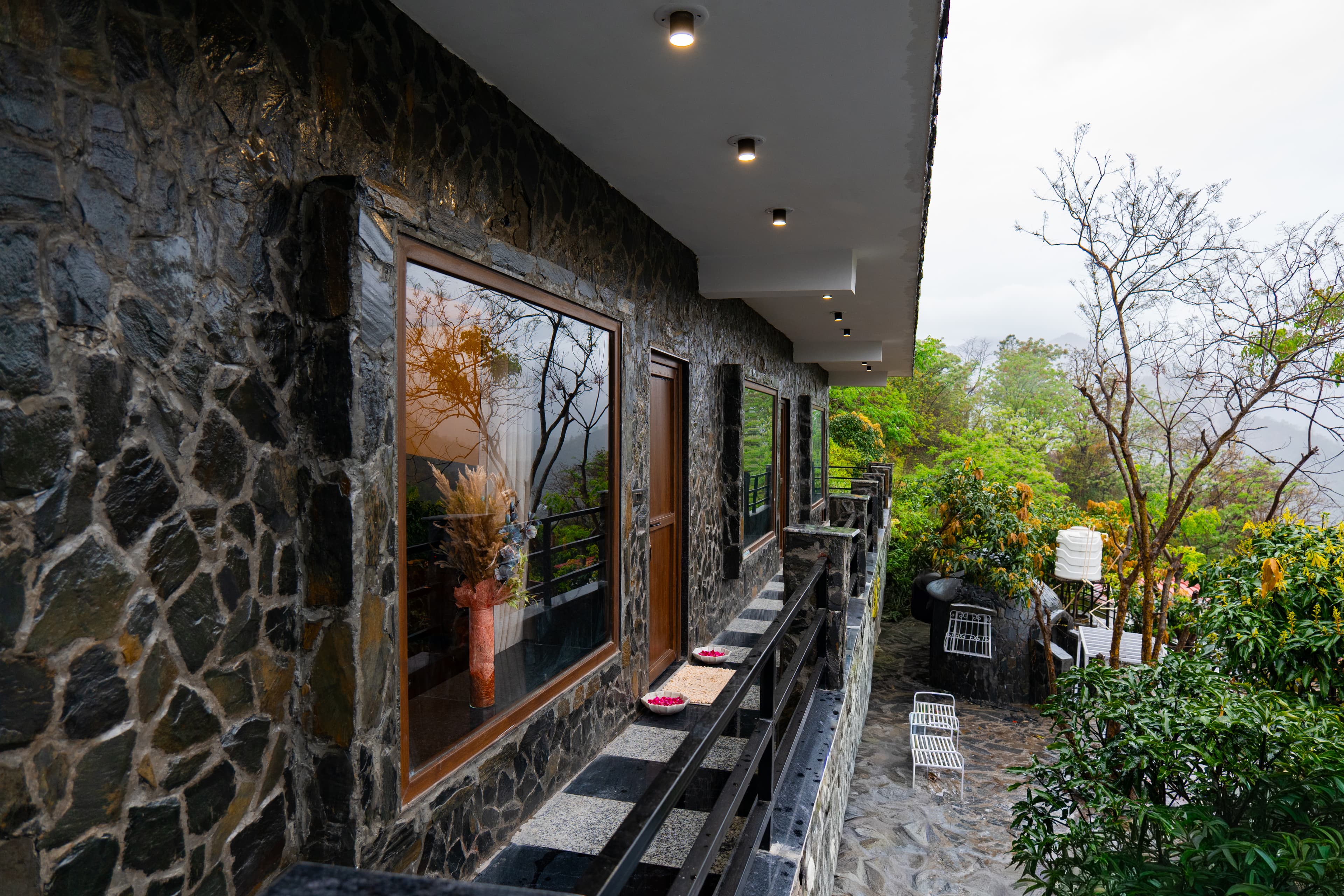 Zephyr Utopia | 1 Premium Room Featuring Shared Pool, Gym & Restaurant With Hill Views - Image 1