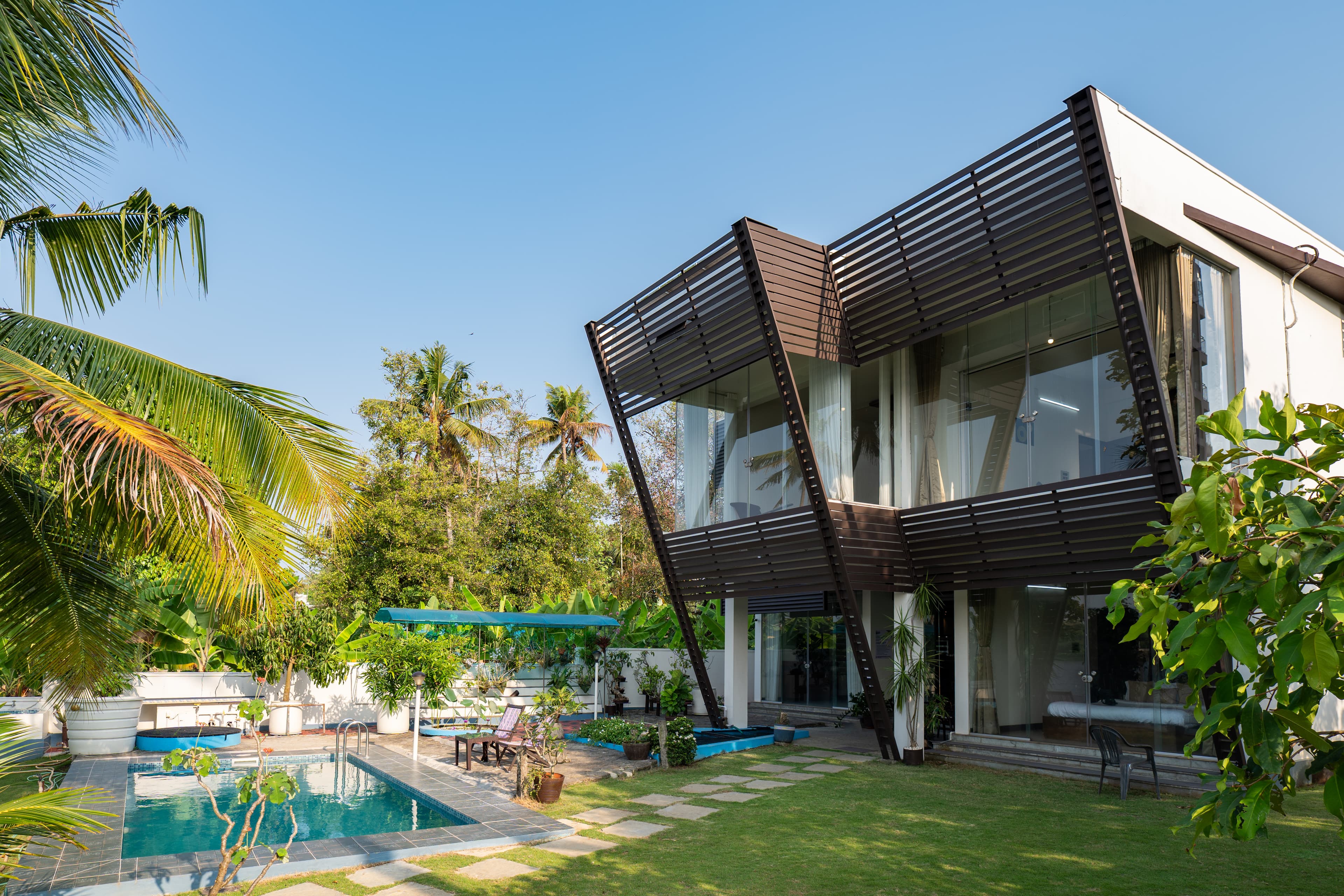 Glass River Retreat | 4-BHK Riverside Getaway with Private Pool, Lakeside Sit-Out & Lounge Area Near Aluva Railway & Metro Station - Image 2