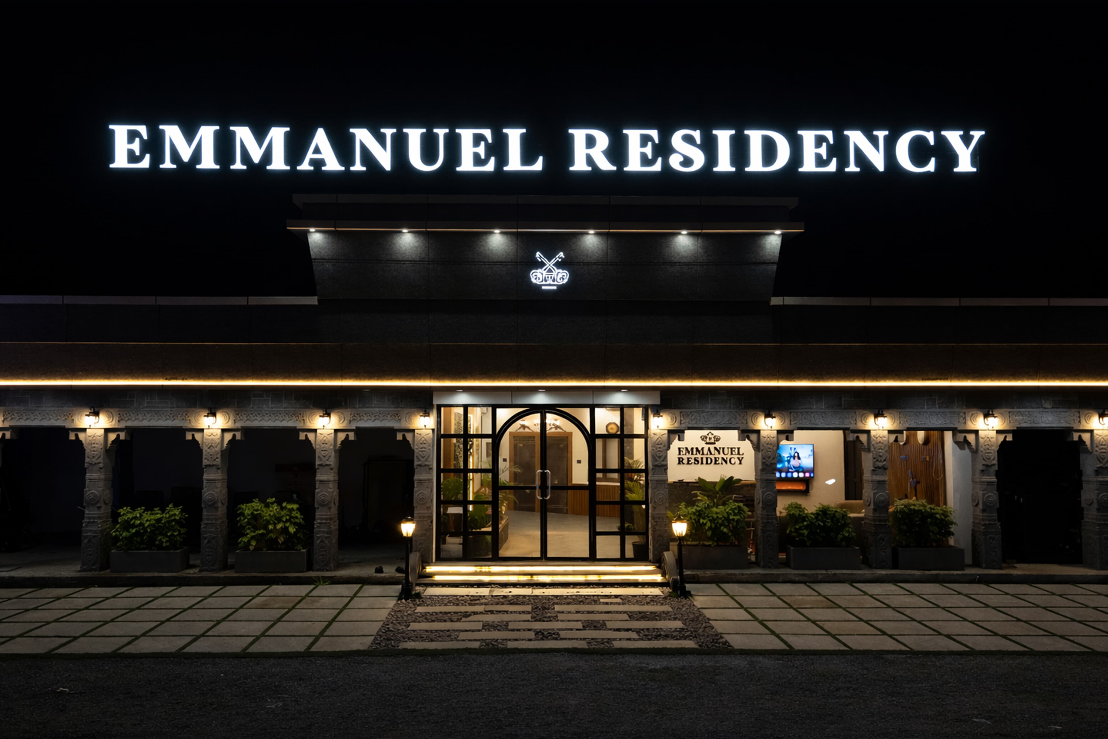 Emmanuel Residency | Deluxe Stay, Close to Metro Station, Lulu Mall & Marine Drive, Kochi - Image 3