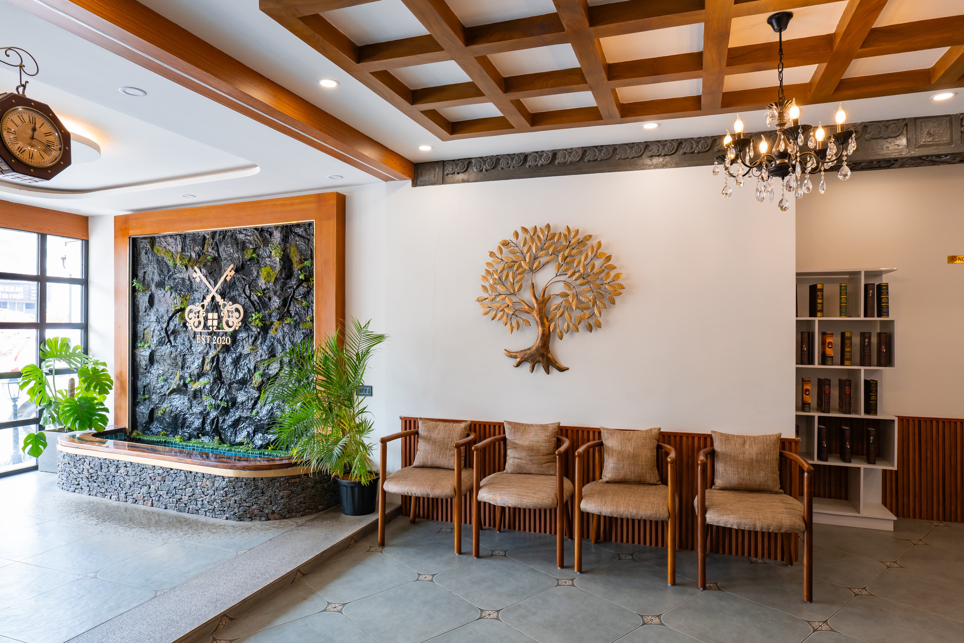 Emmanuel Residency | Super Deluxe Stay, Close to Metro Station, Lulu Mall & Marine Drive, Kochi - Image 8