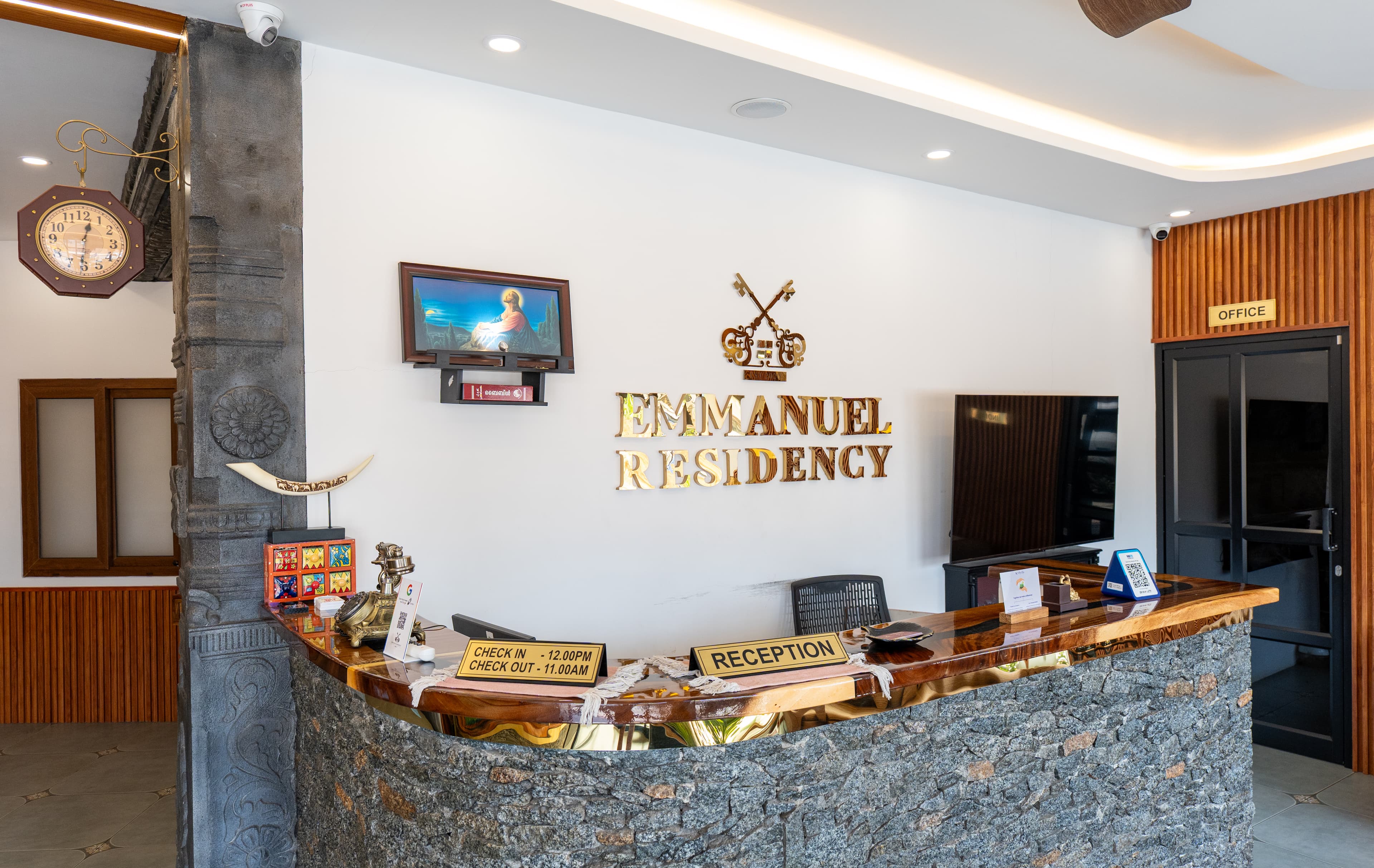 Emmanuel Residency | Super Deluxe Stay, Close to Metro Station, Lulu Mall & Marine Drive, Kochi - Image 1