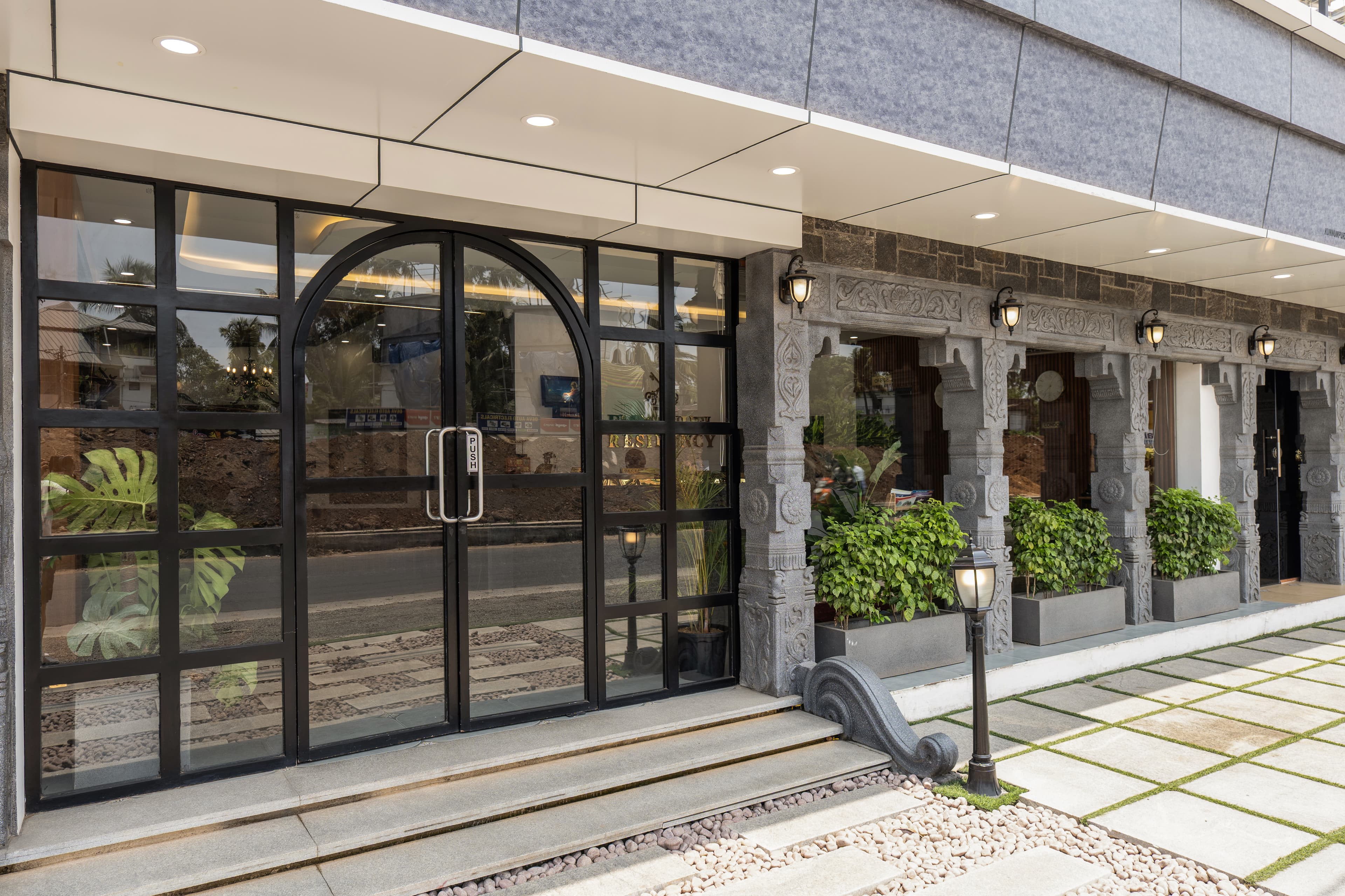 Emmanuel Residency | Deluxe Stay, Close to Metro Station, Lulu Mall & Marine Drive, Kochi - Image 15