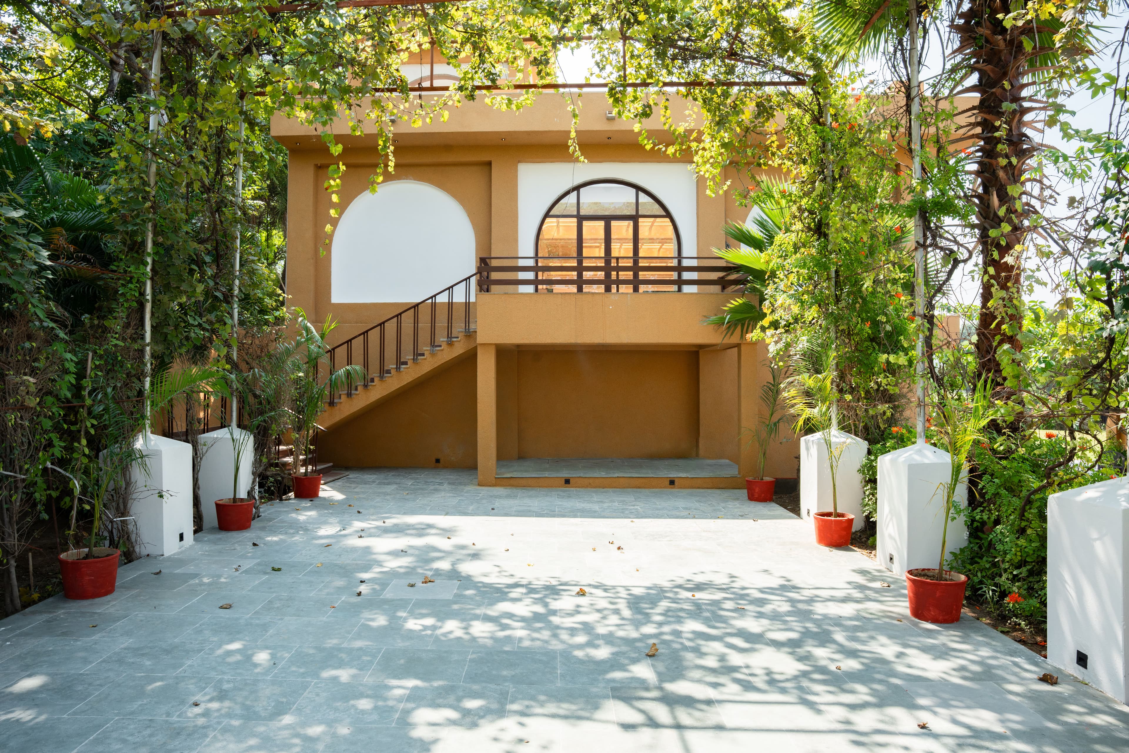 Still River Suites | 1-Room Retreat With a Bathtub, Shared Pool, Garden, Gym, Coffee House, Restro & Scenic Aravali Views - Image 11