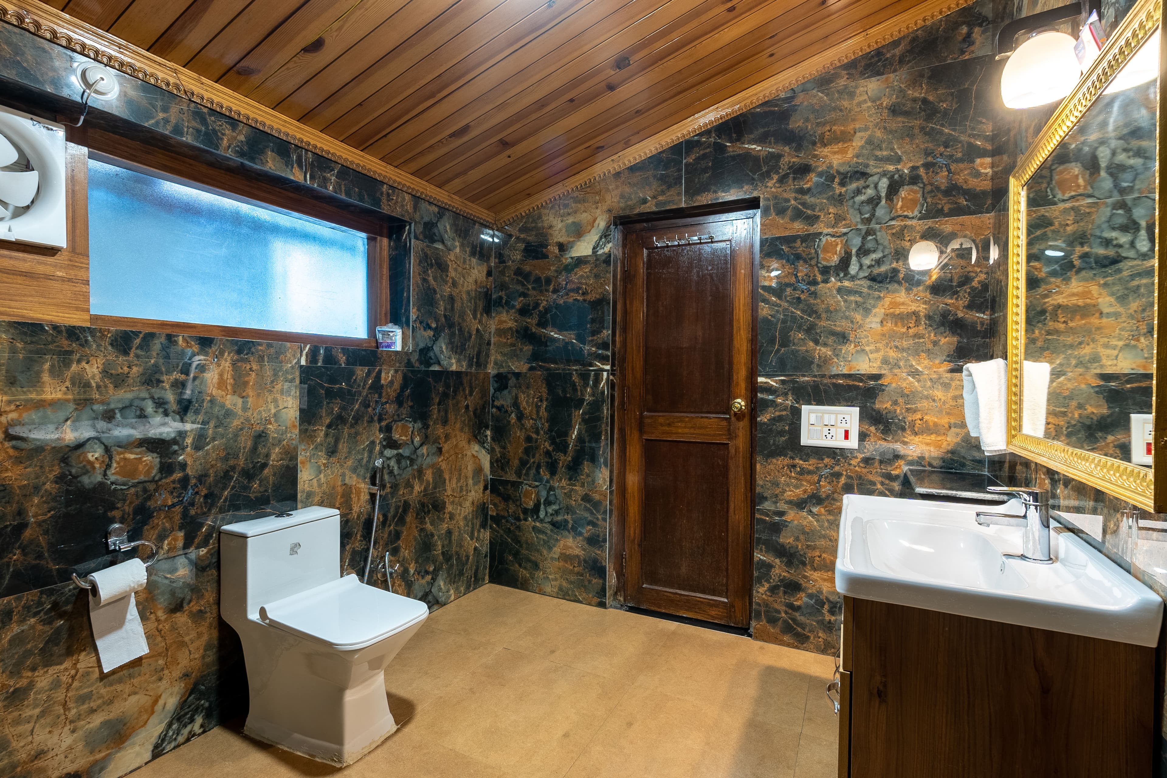 The Hive Cottage Corbett | 2 Room Suite In a Hillside Resort With Restaurant & Outdoor Seating | Ample Parking  - Image 11