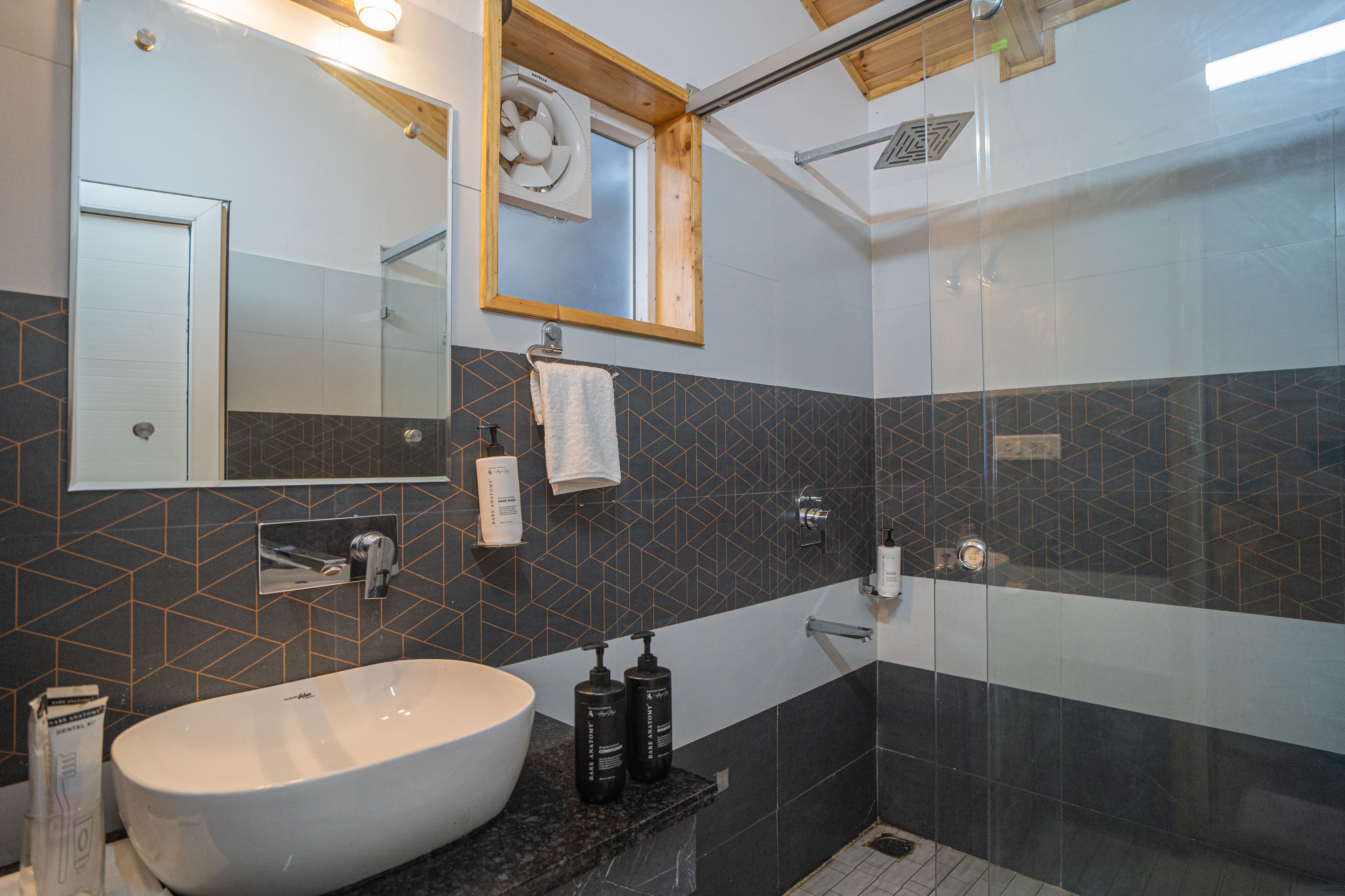 The Urban Escape Harmony | 1 Family Cottage | Hillside Duplex With Scenic Views - Image 8