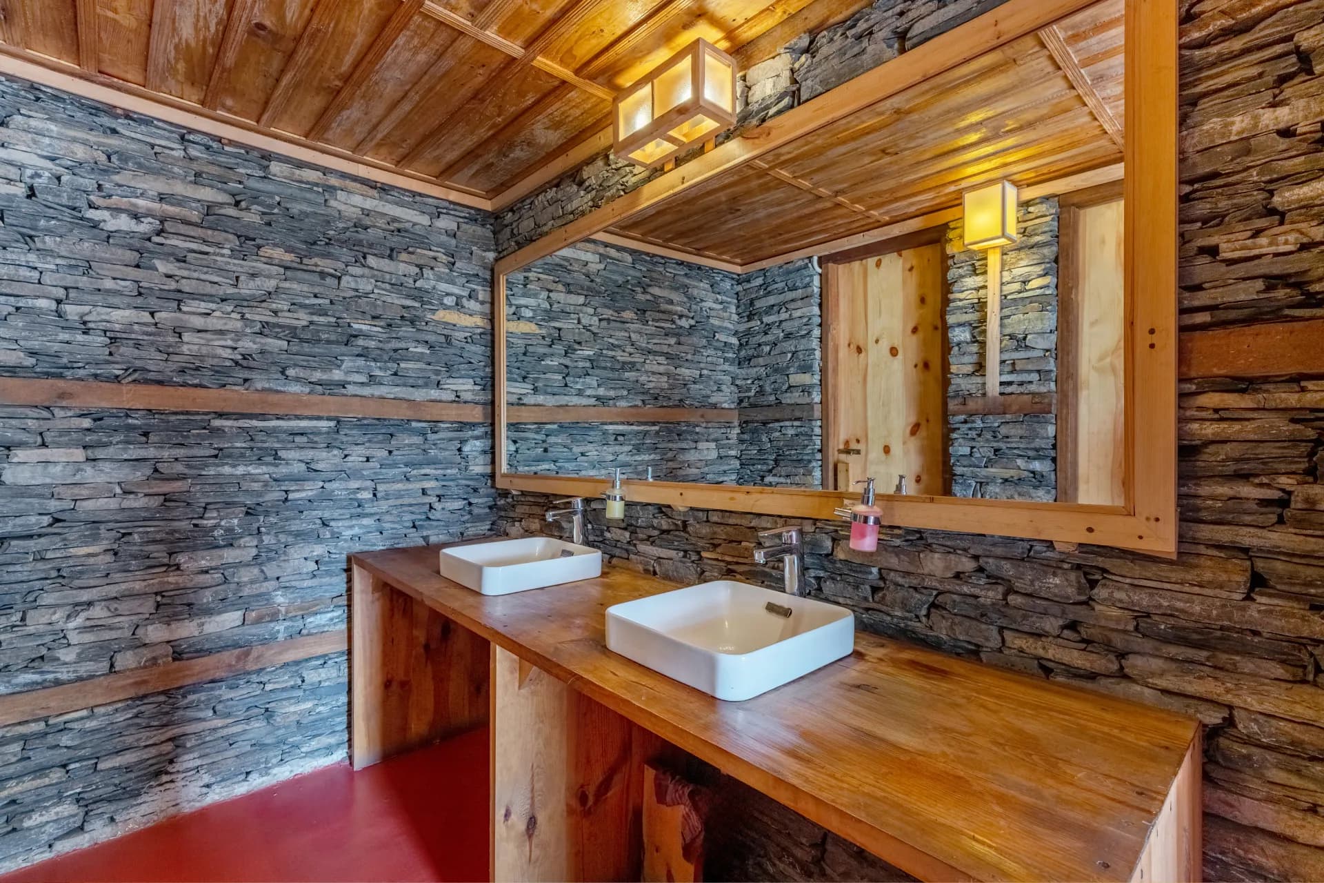 Suro Woodcrest Chalet | Pet-friendly Stay With Loft, Restaurant & Outdoor Seating - Image 8