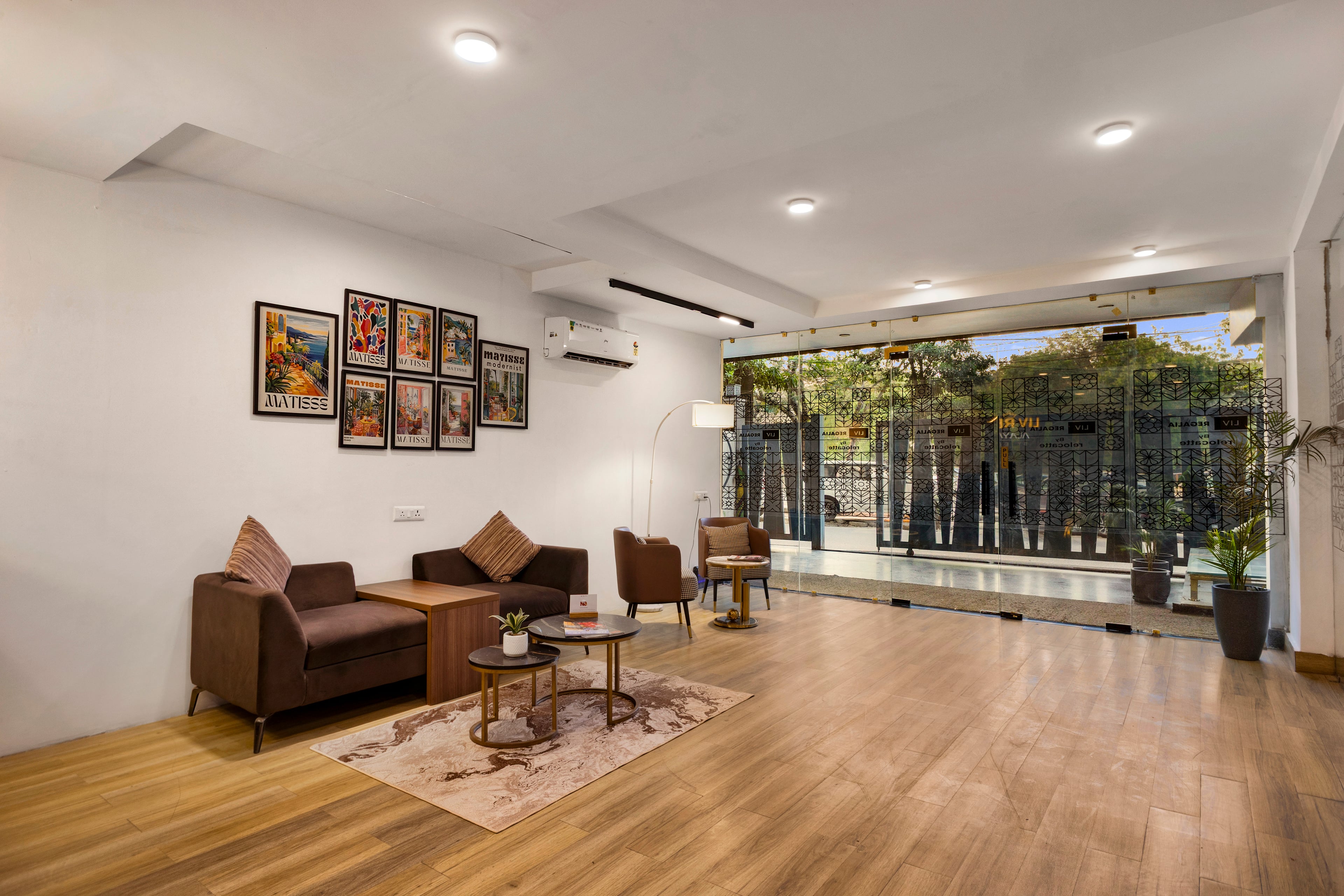 Liv Regalia Serviced Apartments | 1-BHK with a Double Bed, Restro, Gym, Lift & Conference Room | Close to Millennium City Centre (HUDA) — photo 2