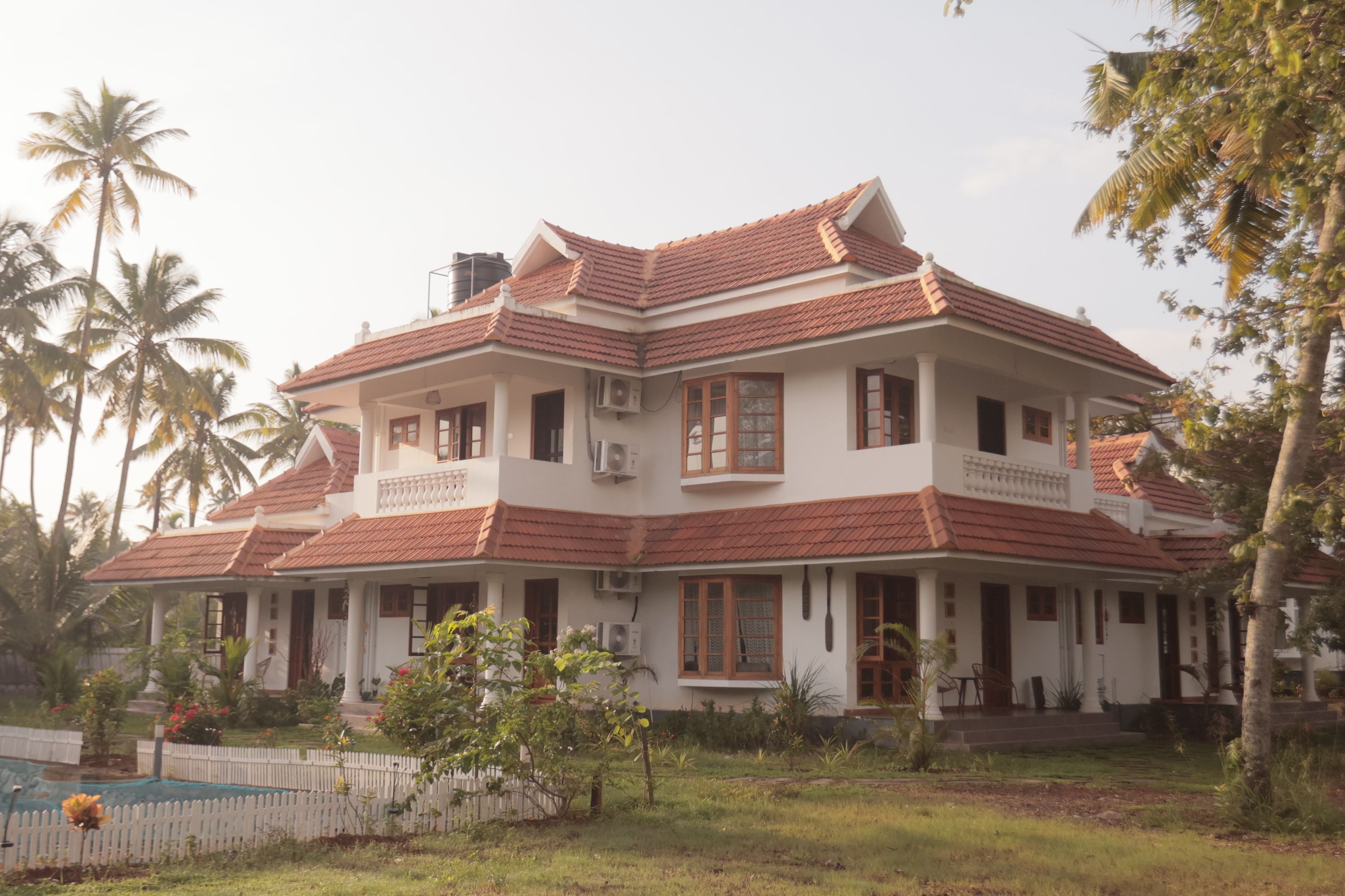 Palliath House |3-BHK With, Living Lounge, Patio, Shared Lawn and 3 Natural Ponds | Near Andhakaranazhi Beach — photo 2