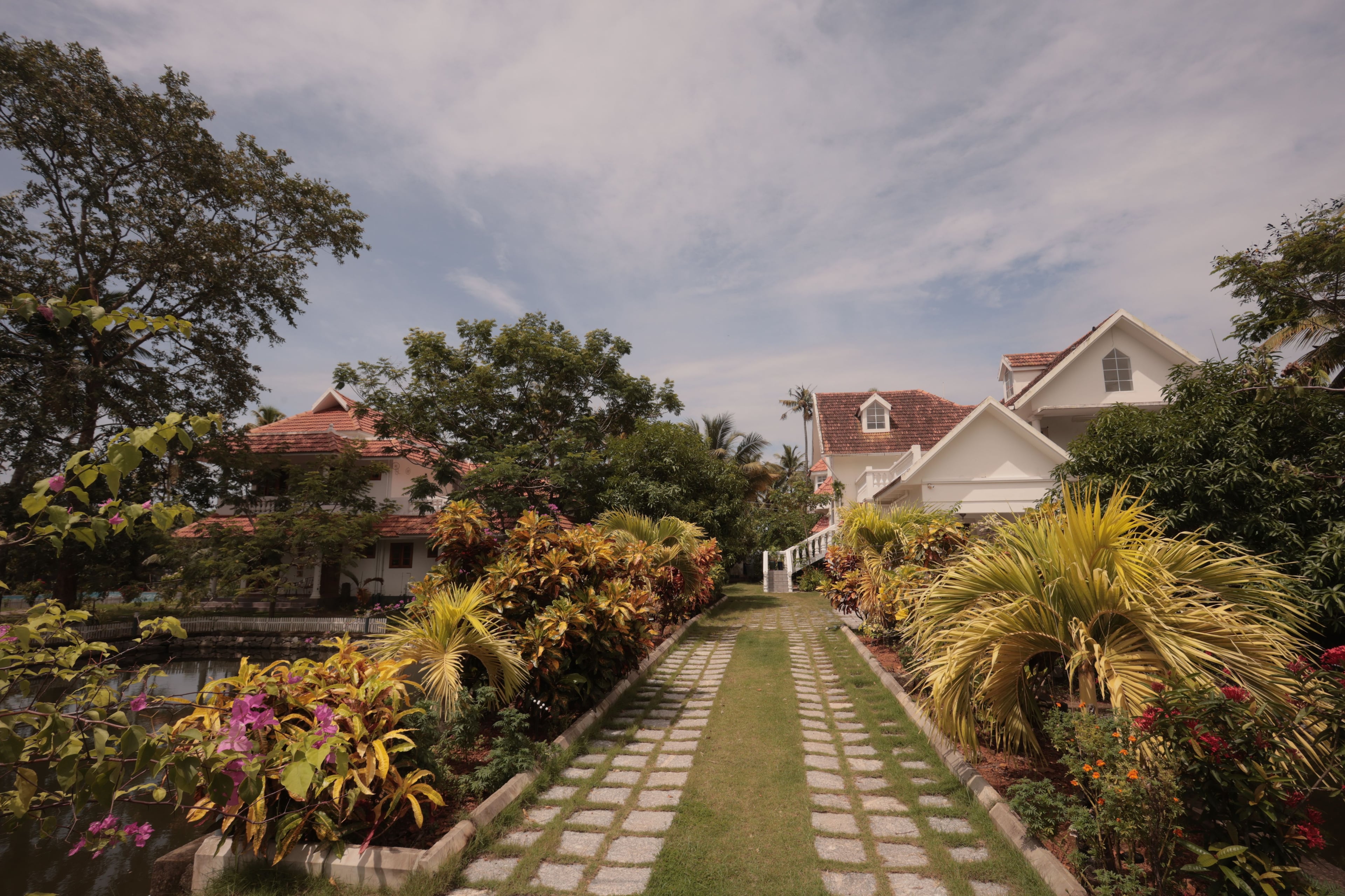 Palliath House |3-BHK With, Living Lounge, Patio, Shared Lawn and 3 Natural Ponds | Near Andhakaranazhi Beach — photo 5