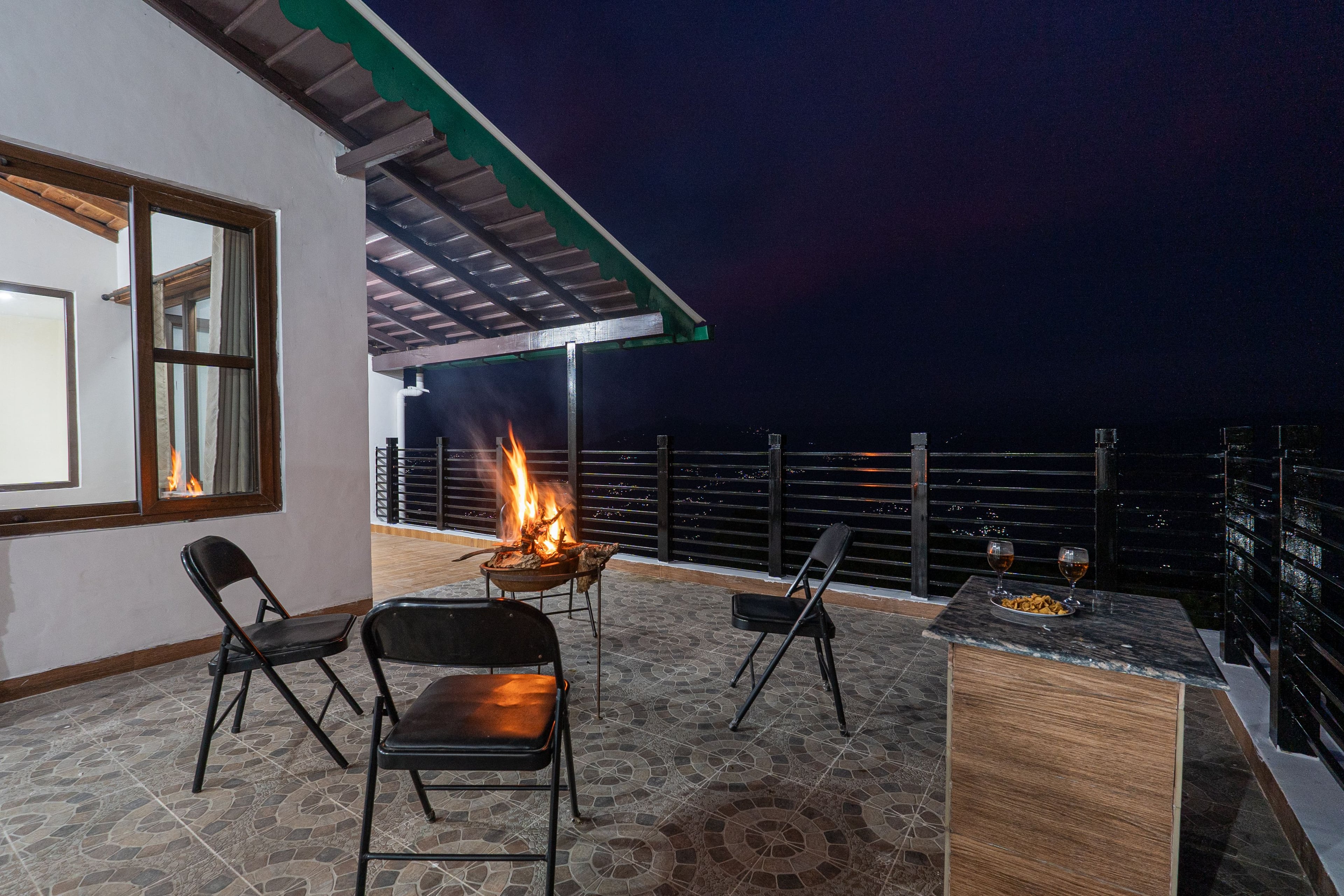 SnowPeak Villa | 3-BHK Pet-friendly Hideaway with Sit-Outs & Glass Patio, Garden &Hill Views — photo 5