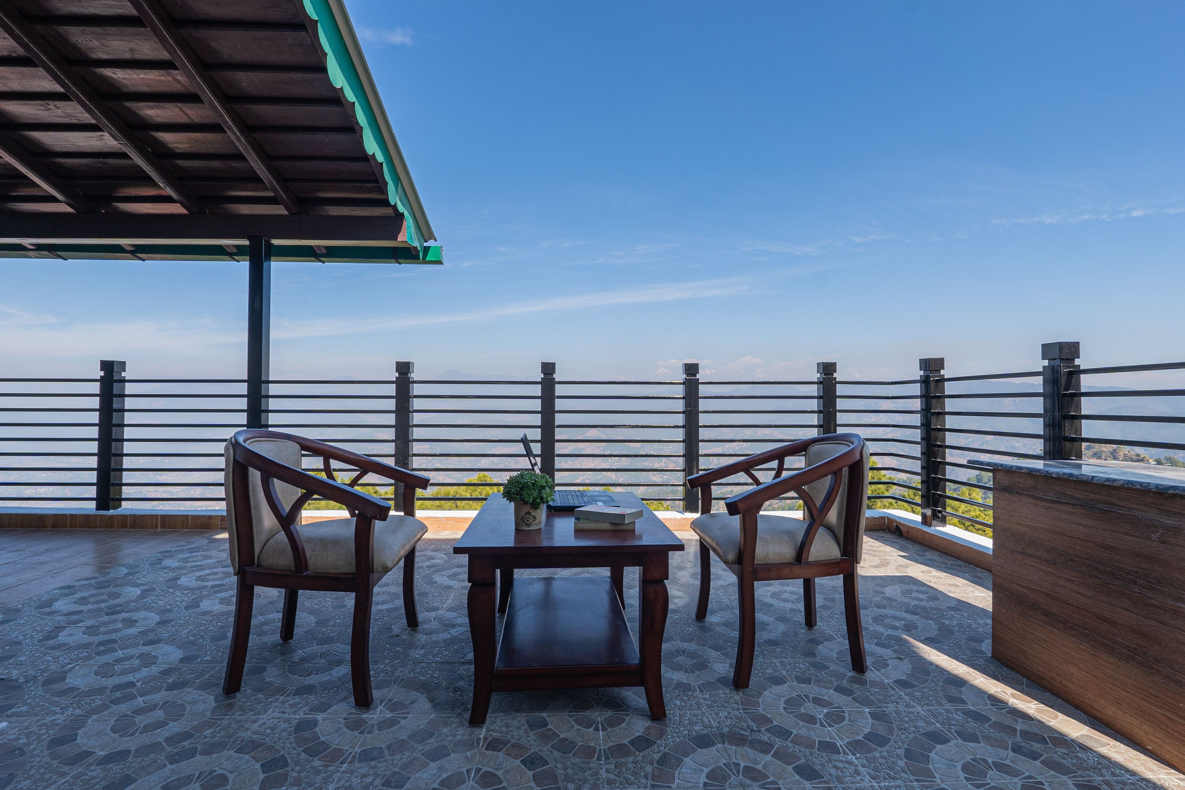 SnowPeak Villa | 3-BHK Pet-friendly Hideaway with Sit-Outs & Glass Patio, Garden &Hill Views — photo 2