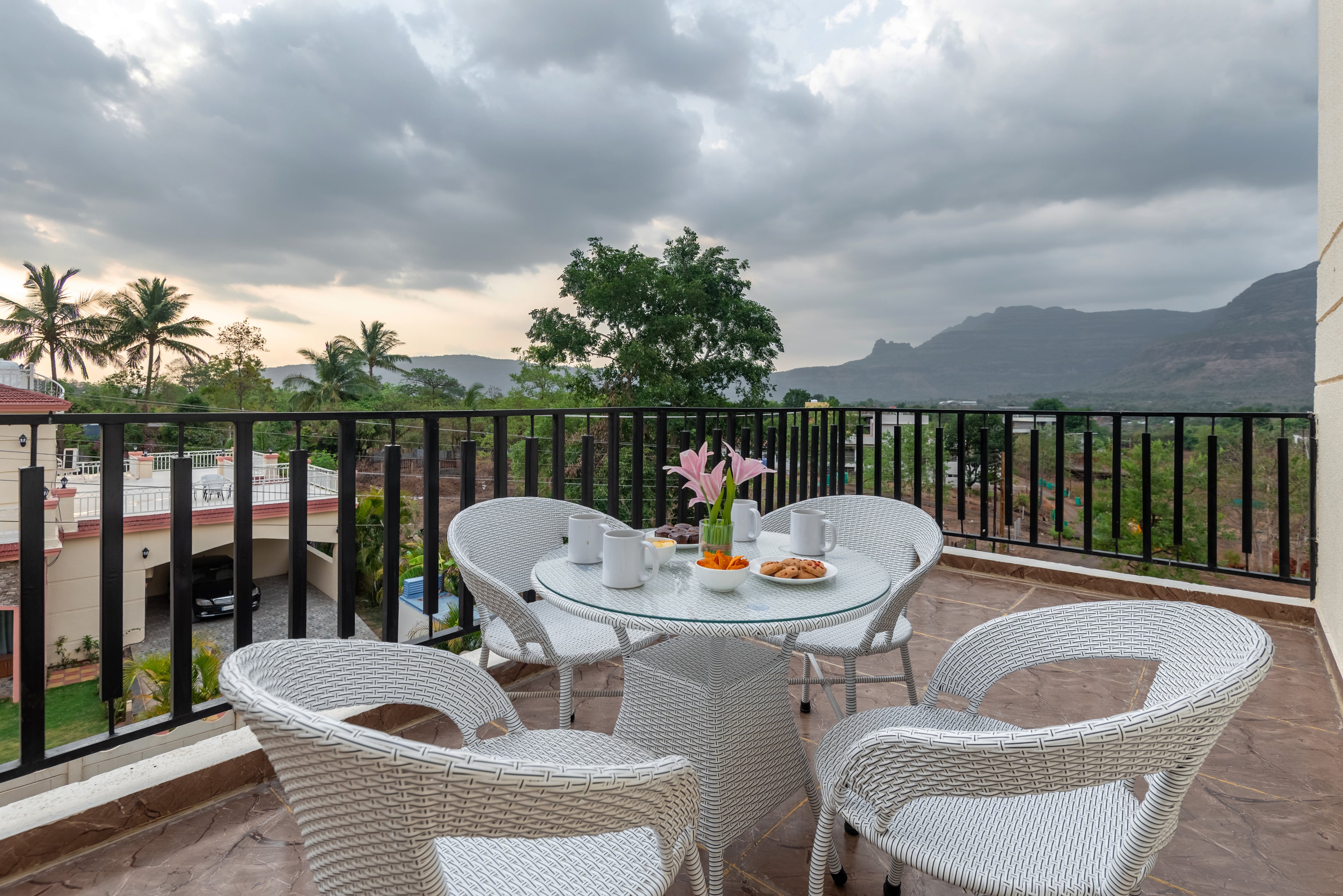 Ansh Villa | Luxury 4-BHK Pet-friendly Getaway with Private Pool, Lawn & Sports Turf | Near Solanpada Dam & Sahyadri Waterfall — photo 2