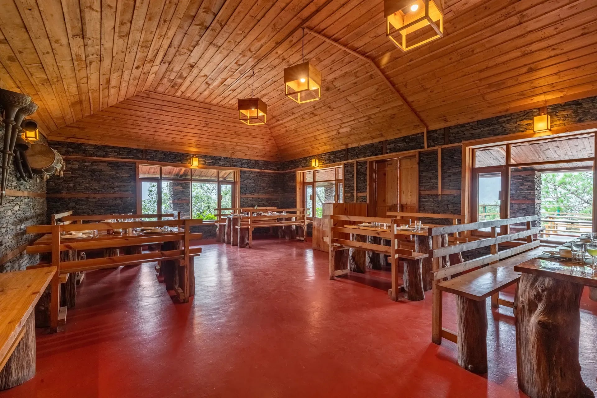 Suro Woodbine Chalet | Pet-friendly Suite With A Balcony, Restaurant & Outdoor Seating — photo 2