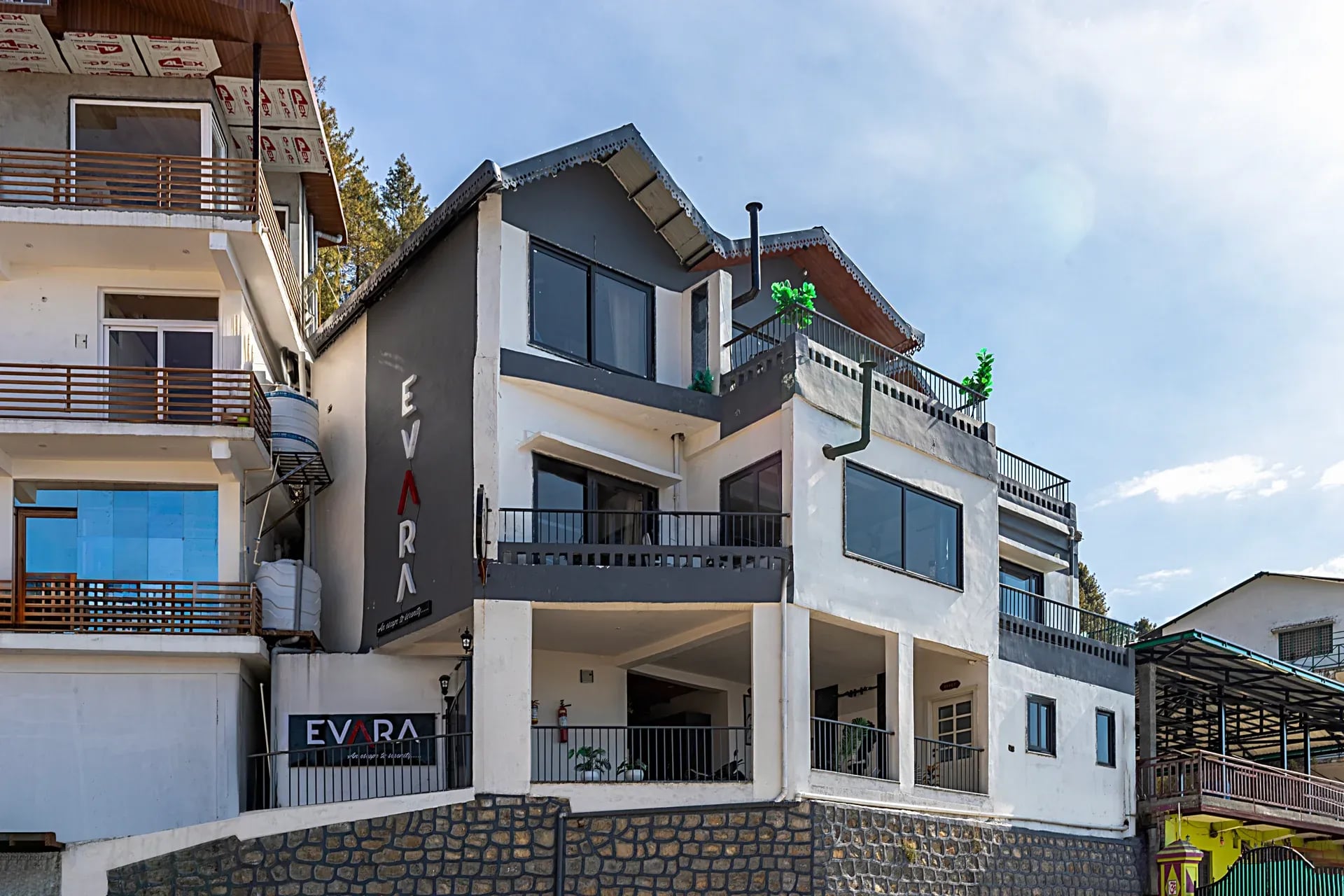 Evara | Serene Pet-friendly 4-BHK Hill Retreat W/ Balcony, Fireplace & Scenic Views — photo 2