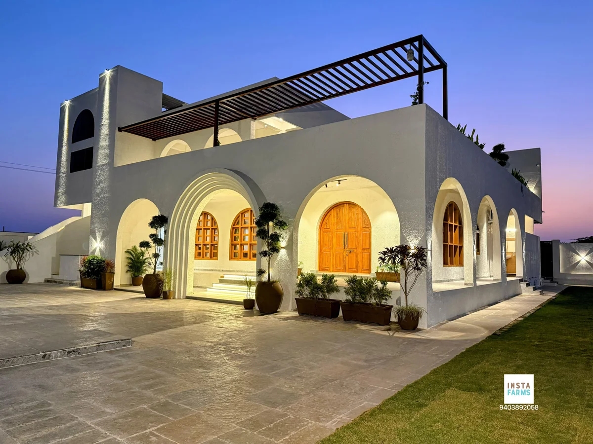 White Arc - 8BR Luxury Pool Farmhouse